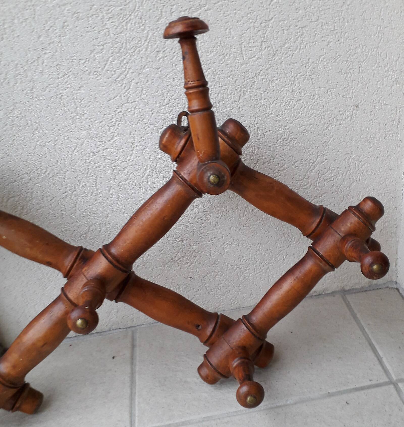 Extendable wooden coat rack