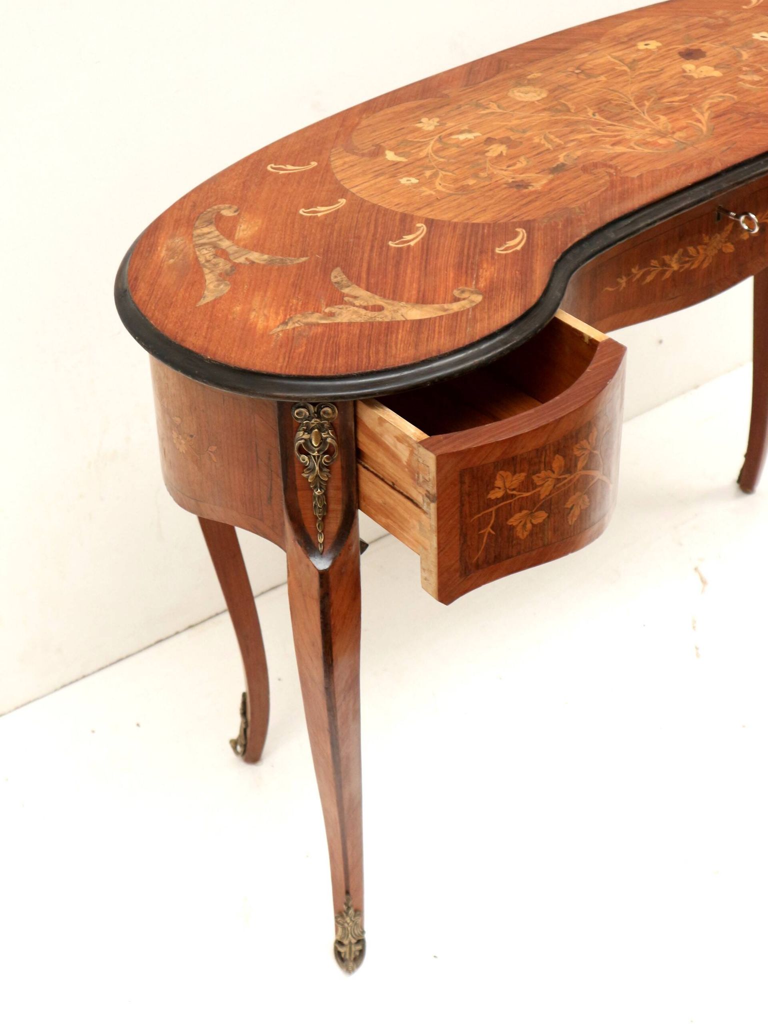 Louis XV kidney-shaped sideboard / side table from the 19th cent