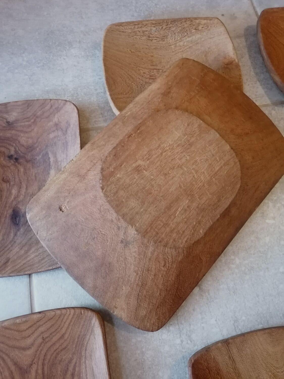 Ensemble assiettes et plat scandinave en bois massif vintage