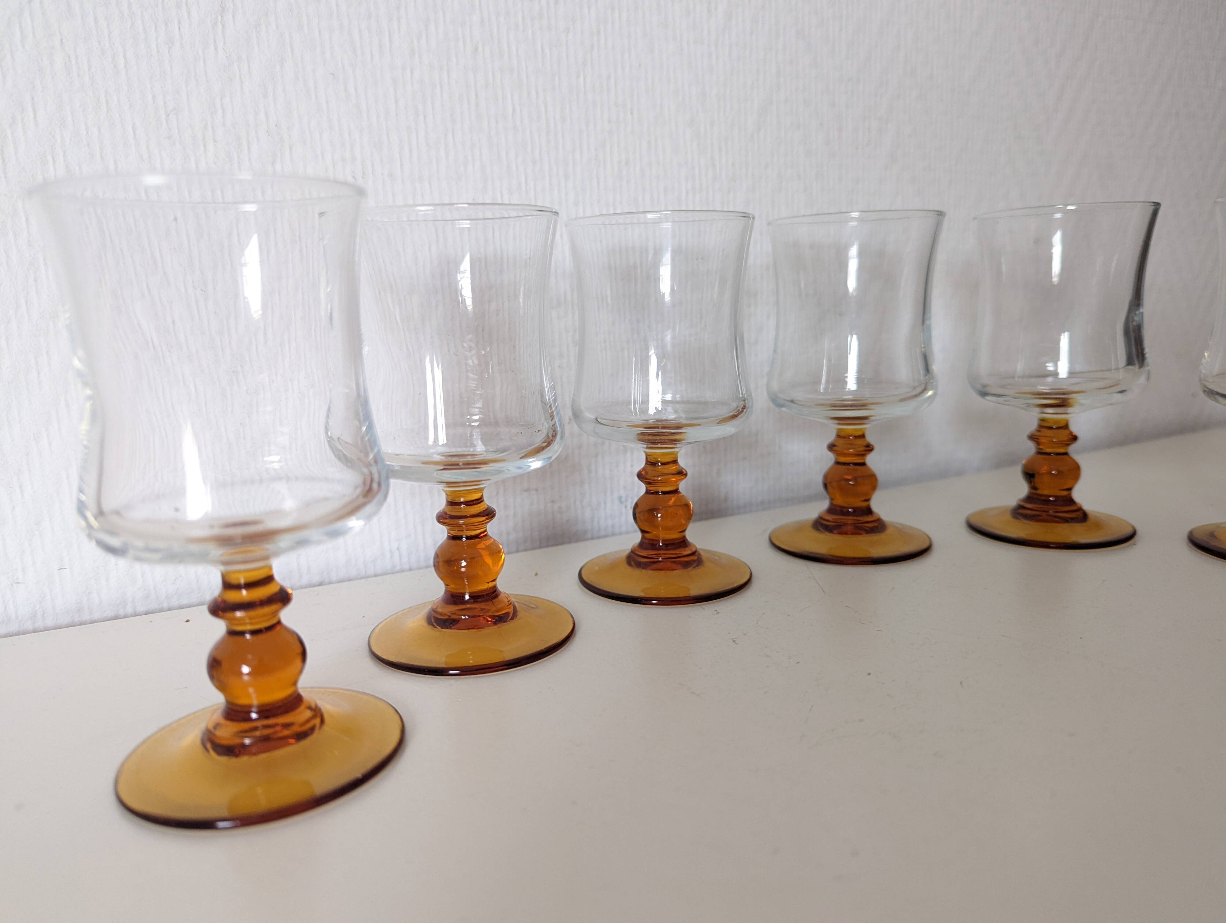 verre à pied , eau ou vin , pied jaune