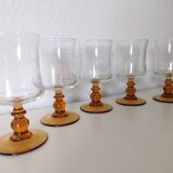 verre à pied , eau ou vin , pied jaune