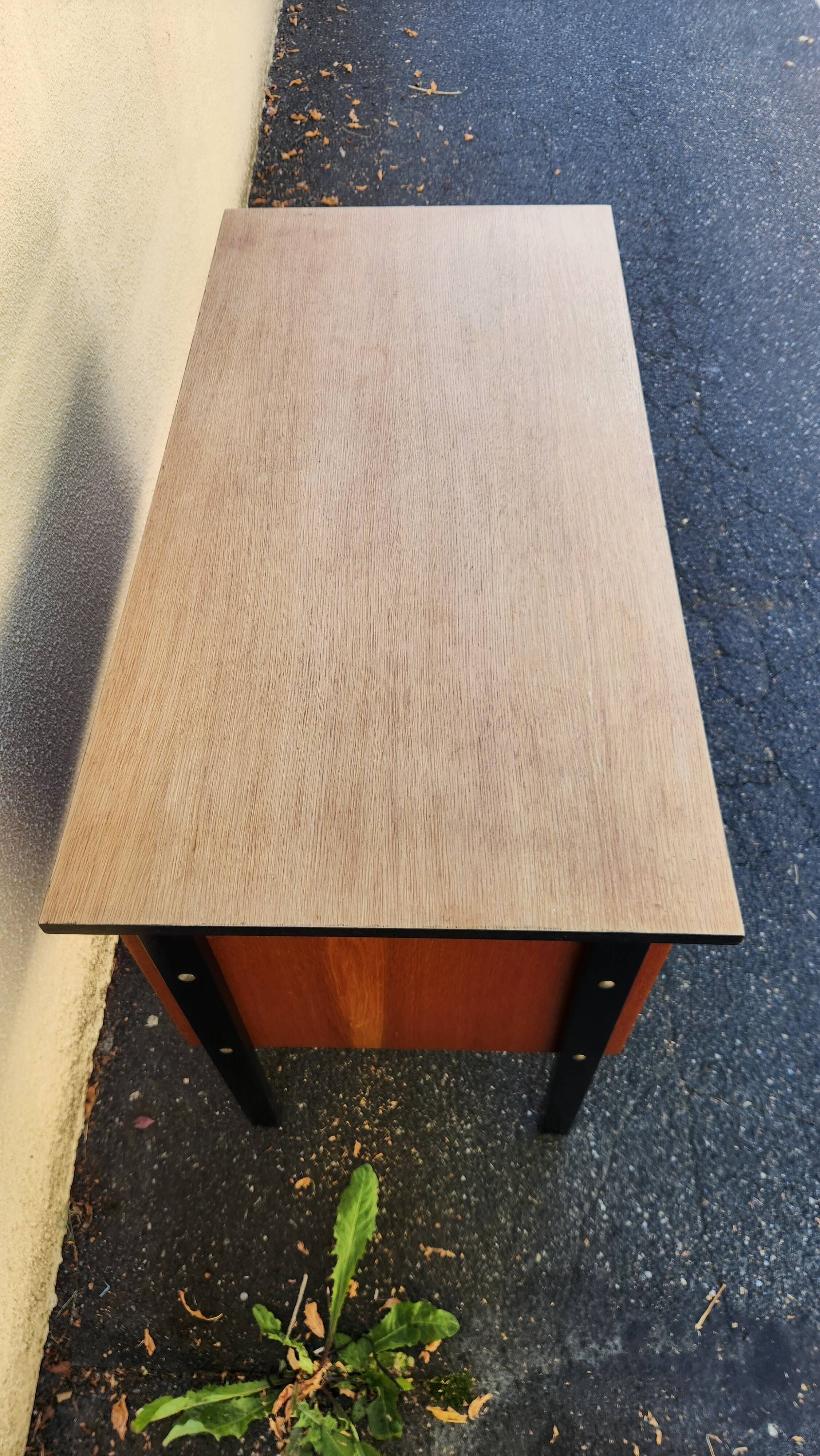 Desk with a beautiful 1960/70 look, 3 drawers + key, black legs