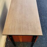 Desk with a beautiful 1960/70 look, 3 drawers + key, black legs
