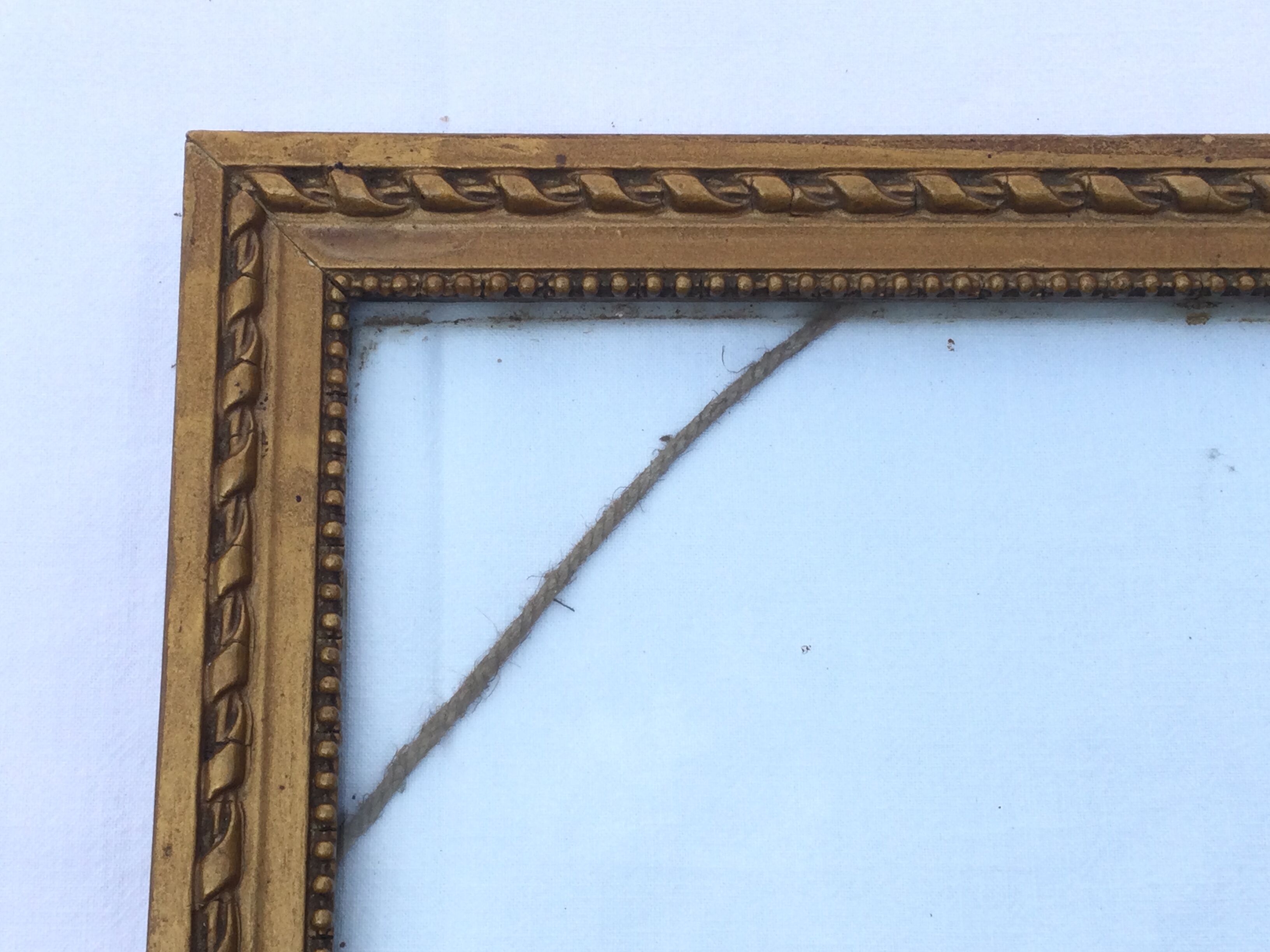 Gilded wooden frame and its glass