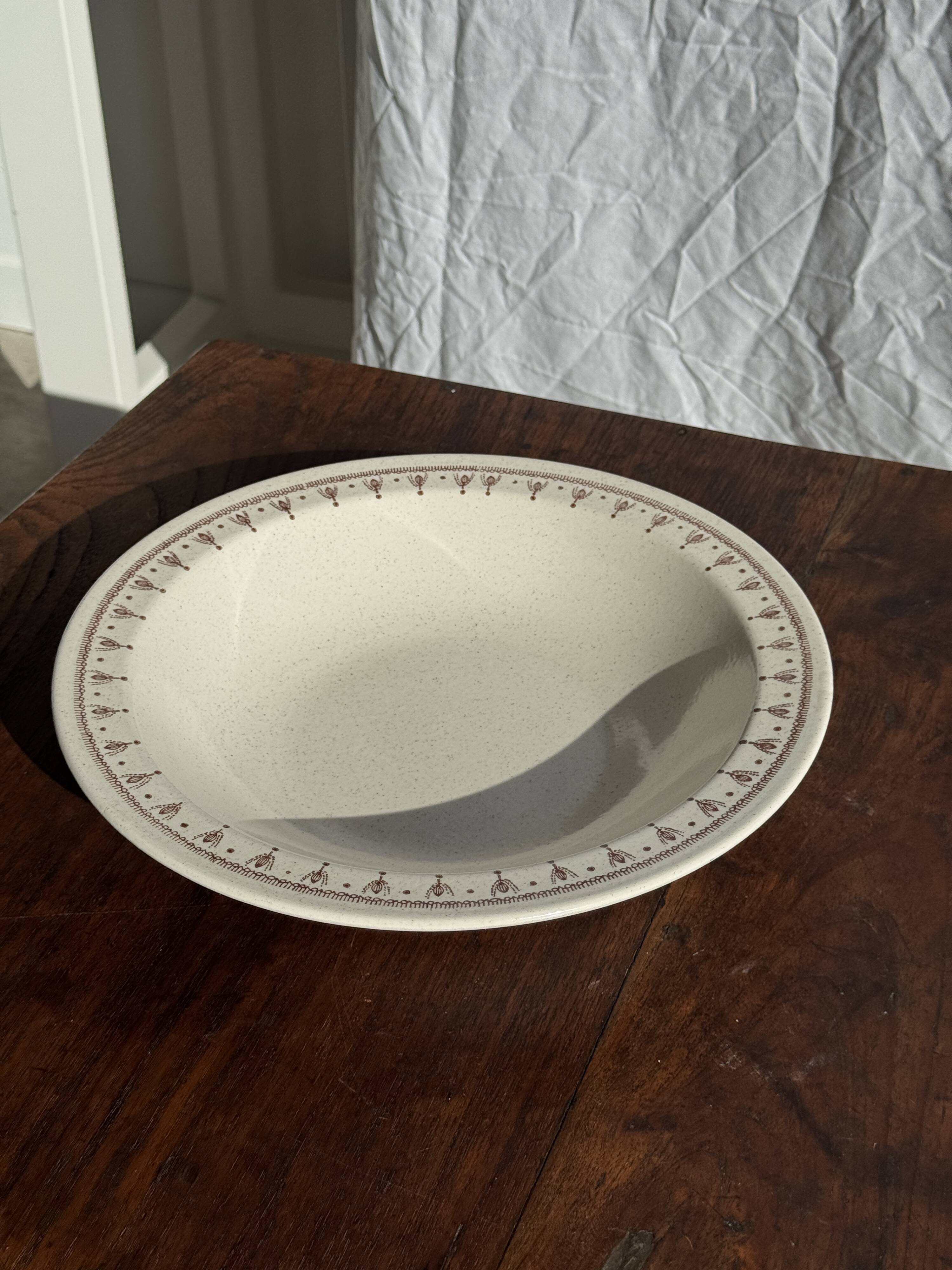 Set of a salad bowl and a vintage brown circular dish D28.