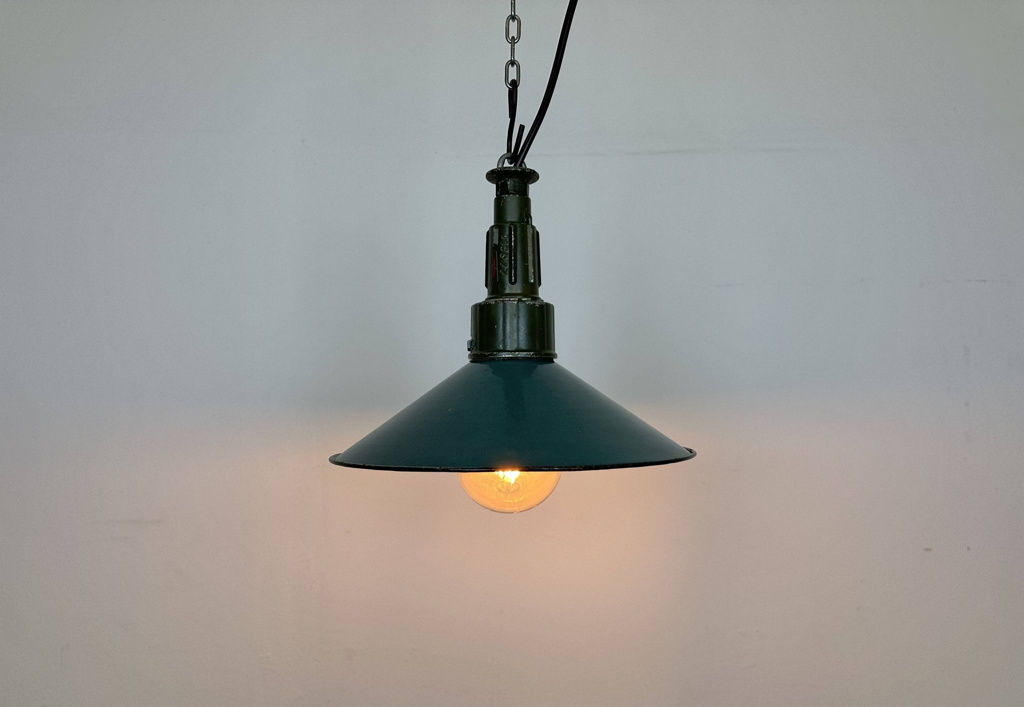 Industrial petrol enamel military pendant lamp with cast aluminium top, 1960s