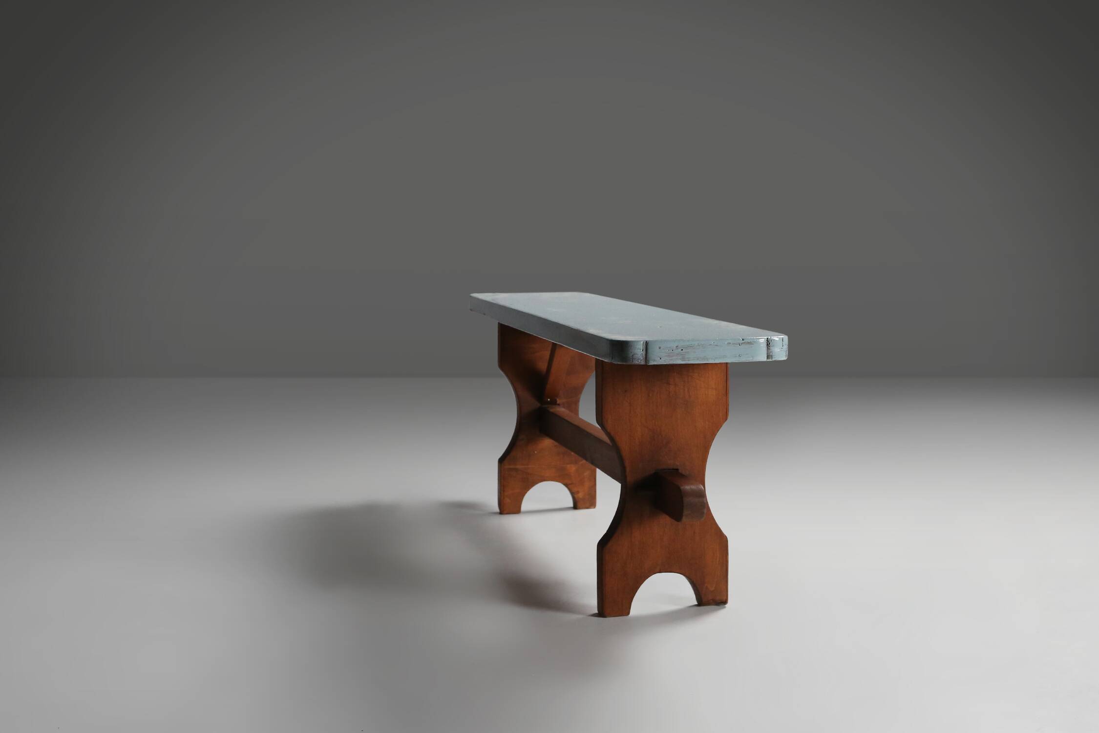 Banc rustique en bois avec plateau bleu, France 1930