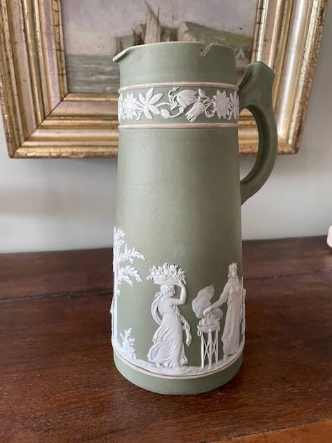 pichet  en jaspe vert Wedgwood 1878 décor Antiquité