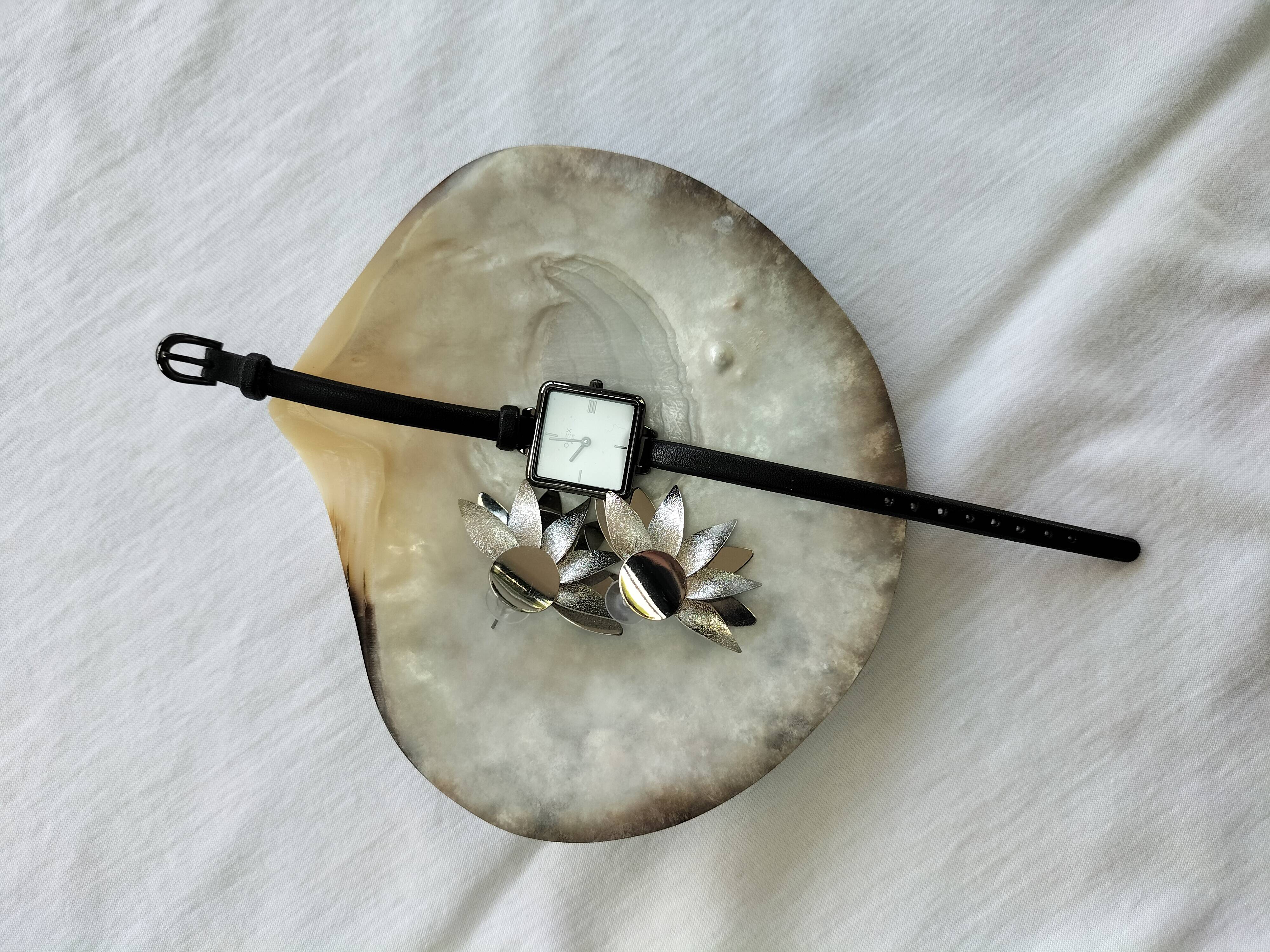 Shell-shaped pocket tray from the pearl oyster of the islands.
