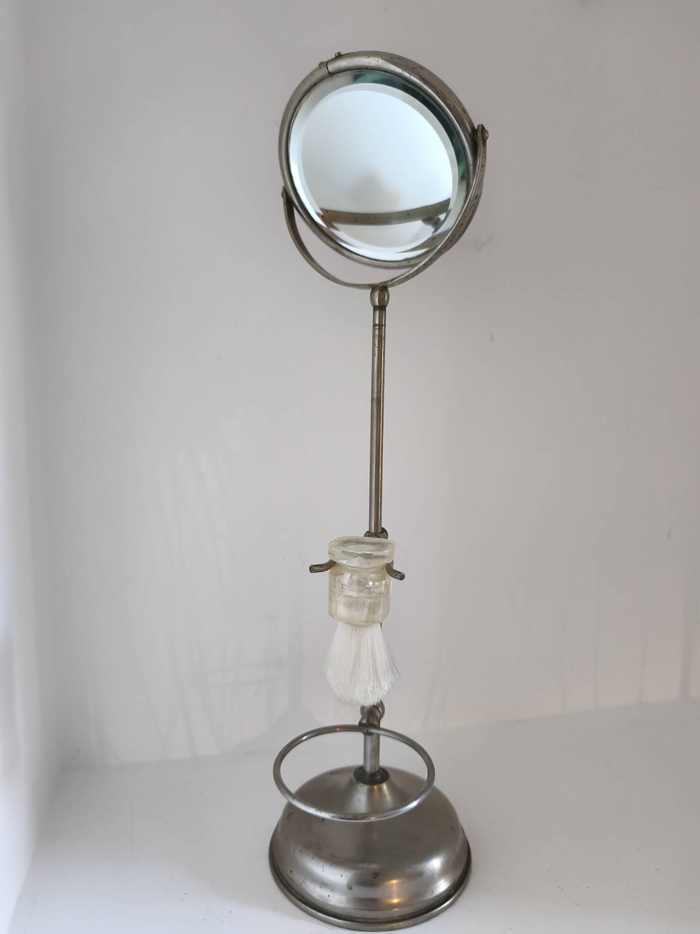 Freestanding shaving mirror with supports