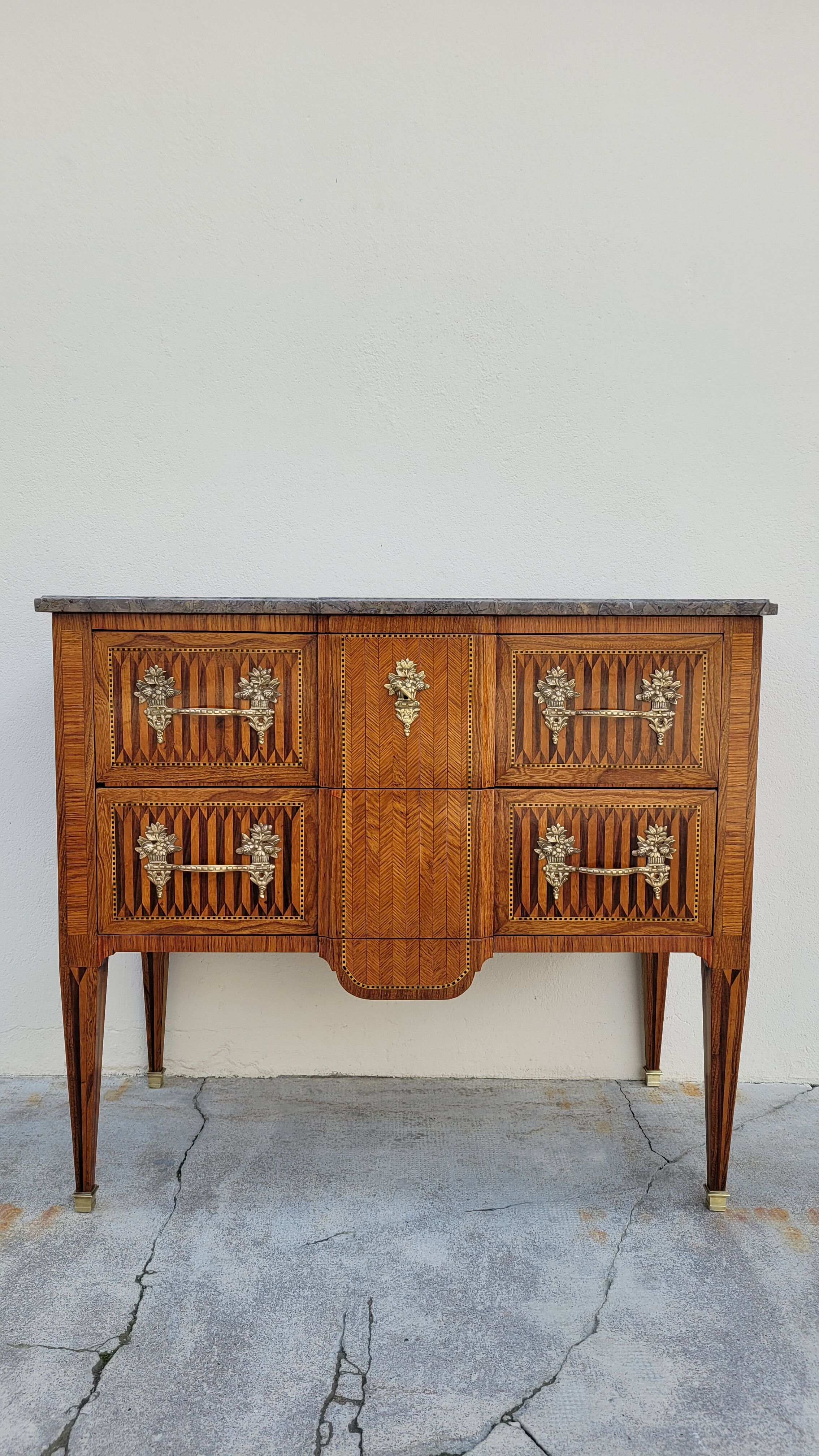 Louis XVI jumping chest of drawers in marquetry 19th