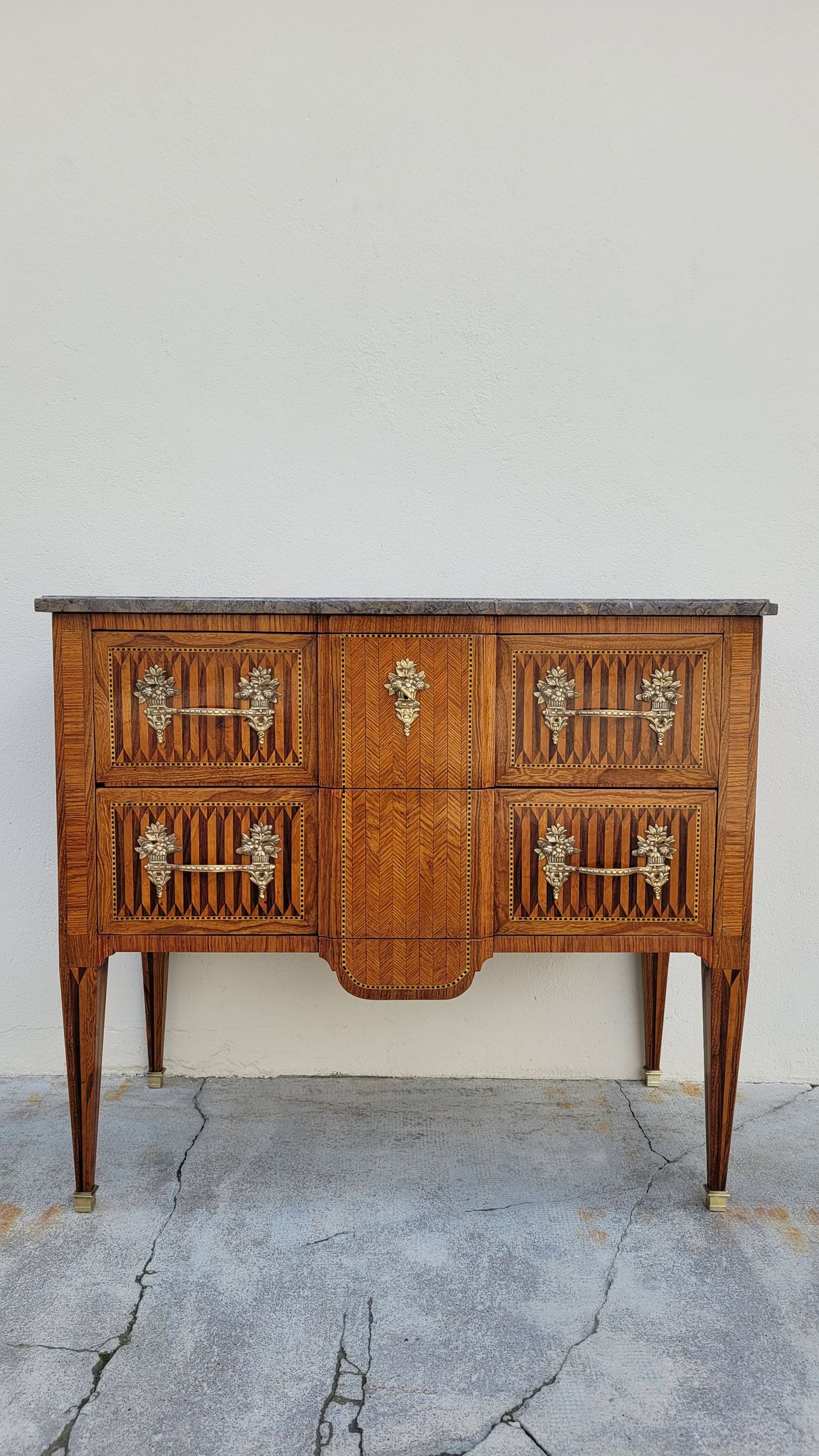 Commode sauteuse Louis XVI en marqueterie 19ème
