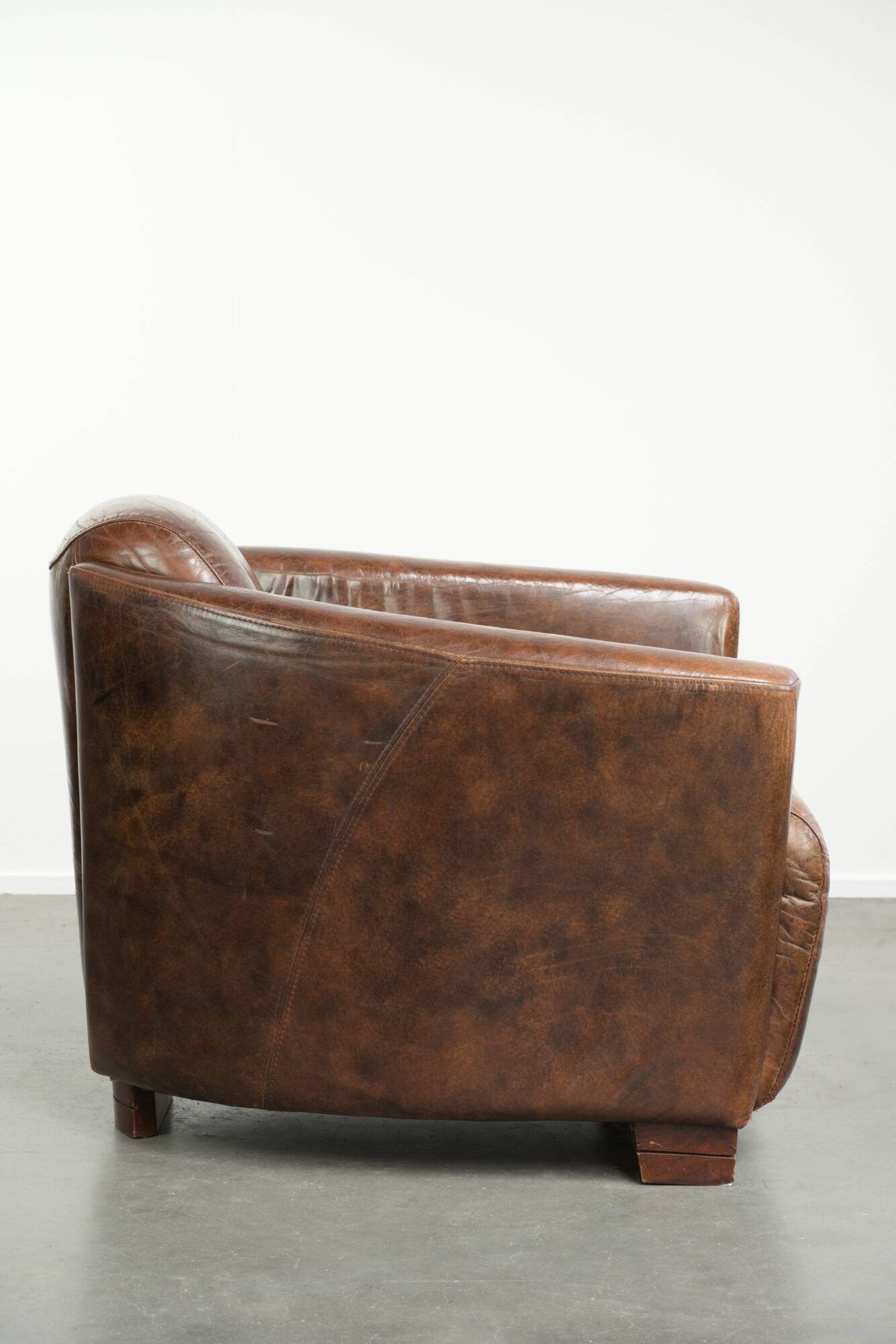 Cow leather armchair in Aviator design with patina and a warm appearance