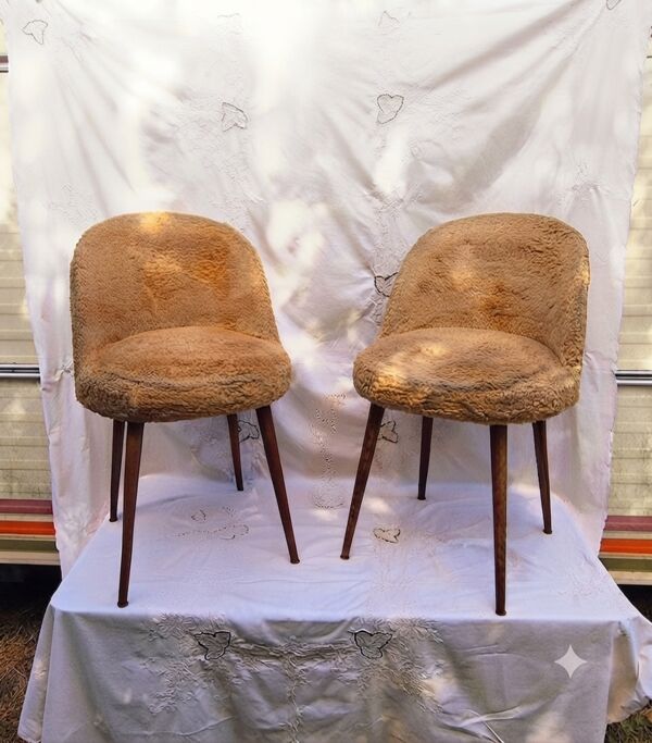 2 chaises tonneau scandinaves pieds compas en bois et fausse fourrure