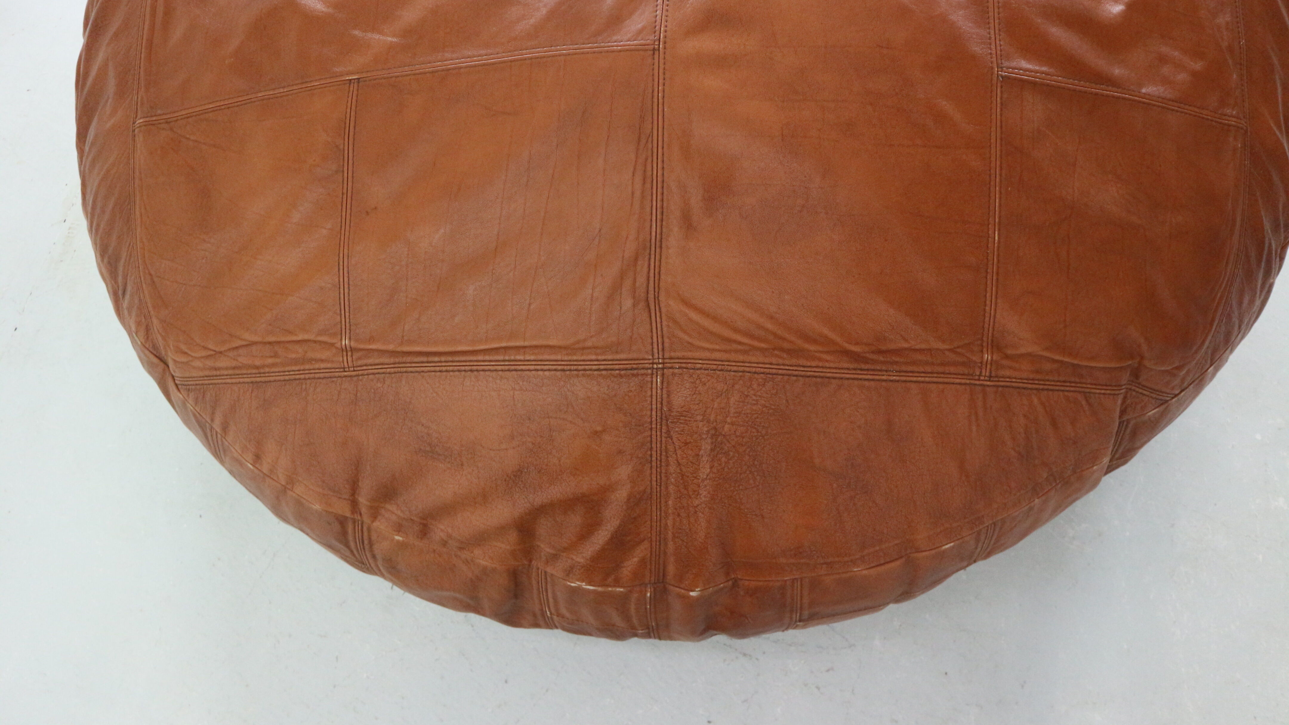 Pouf en cuir de couleur cognac 1960