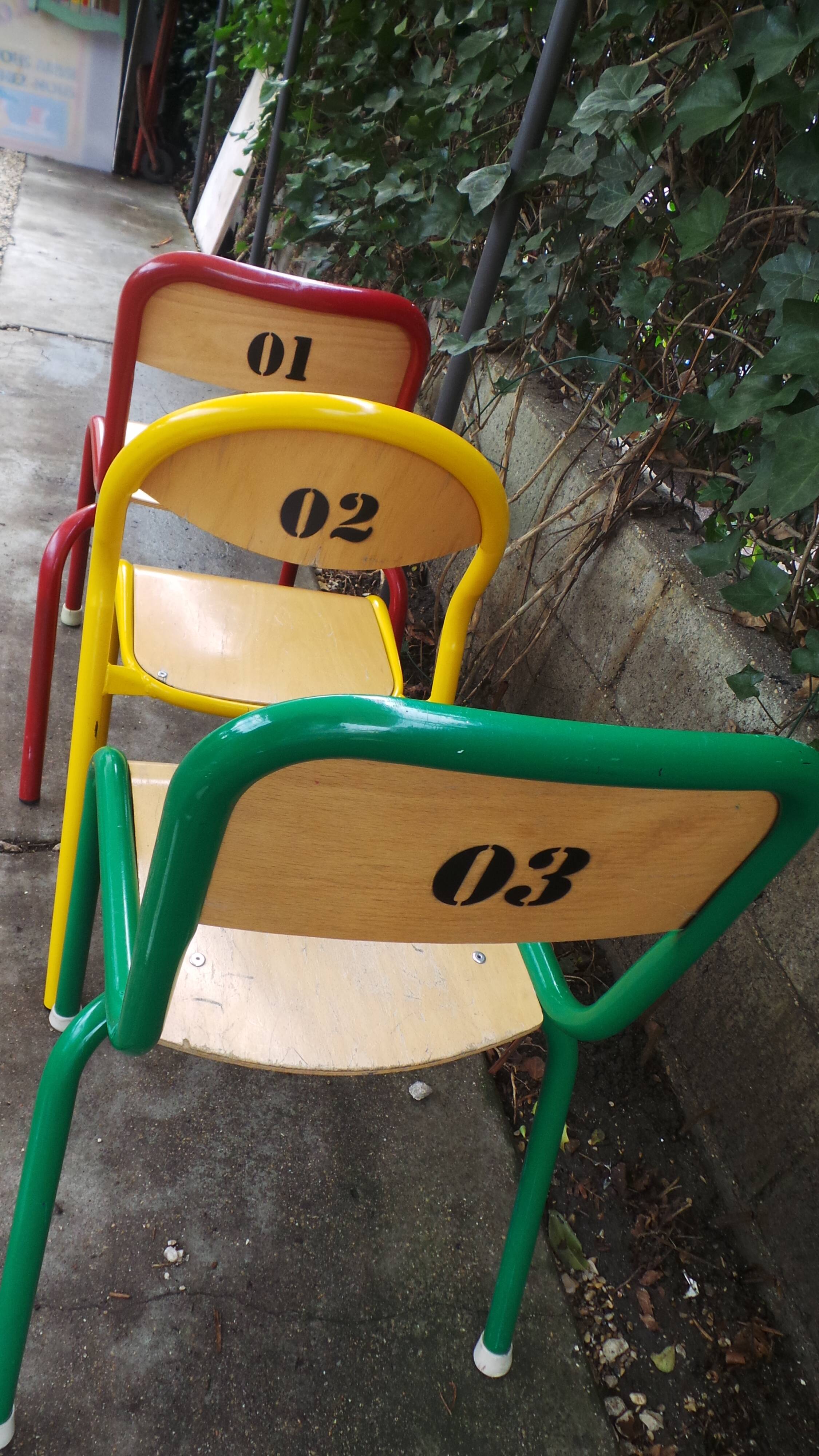Chaises maternelles vintage