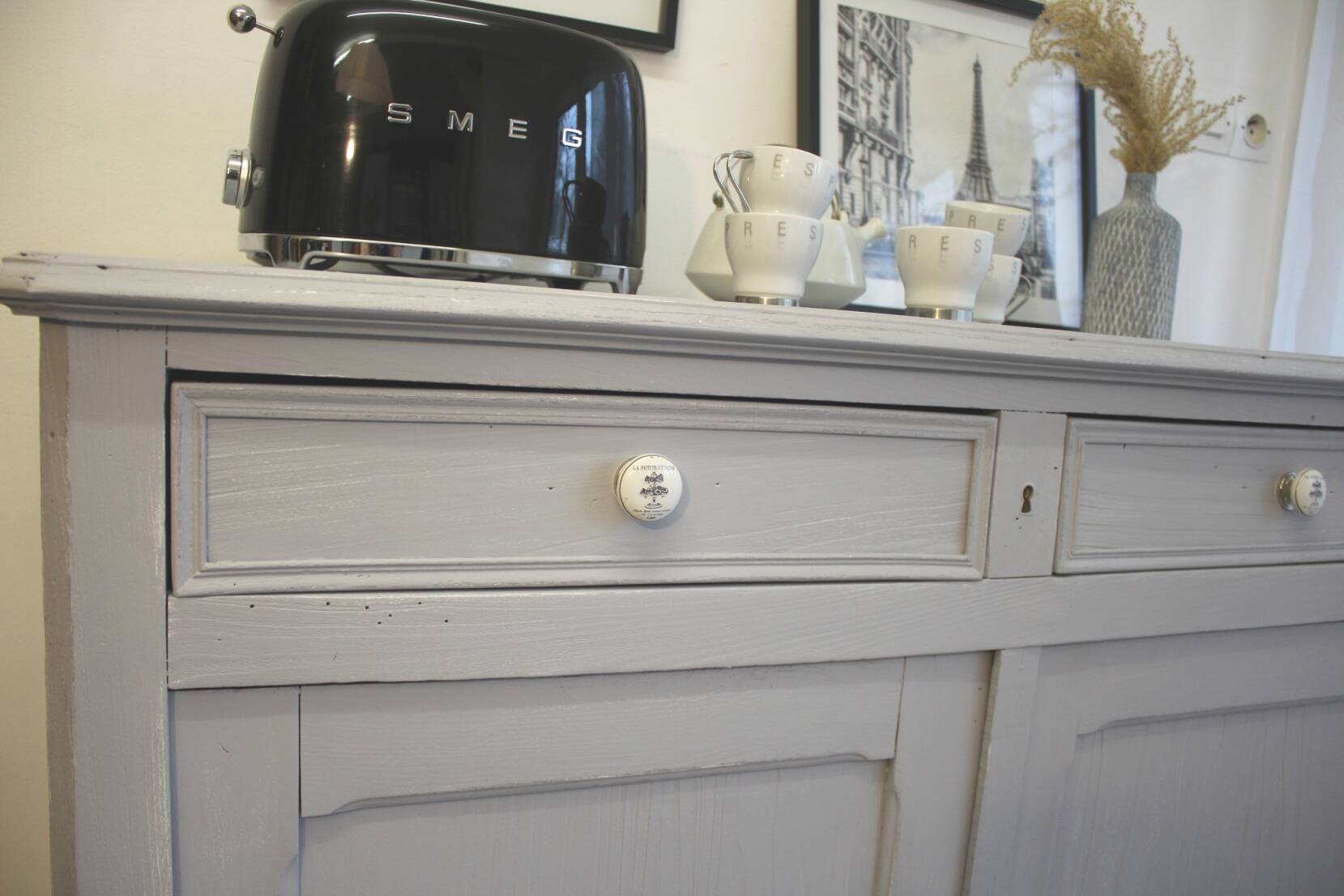 Parisian buffet with 2 doors and 2 drawers in patinated grey.