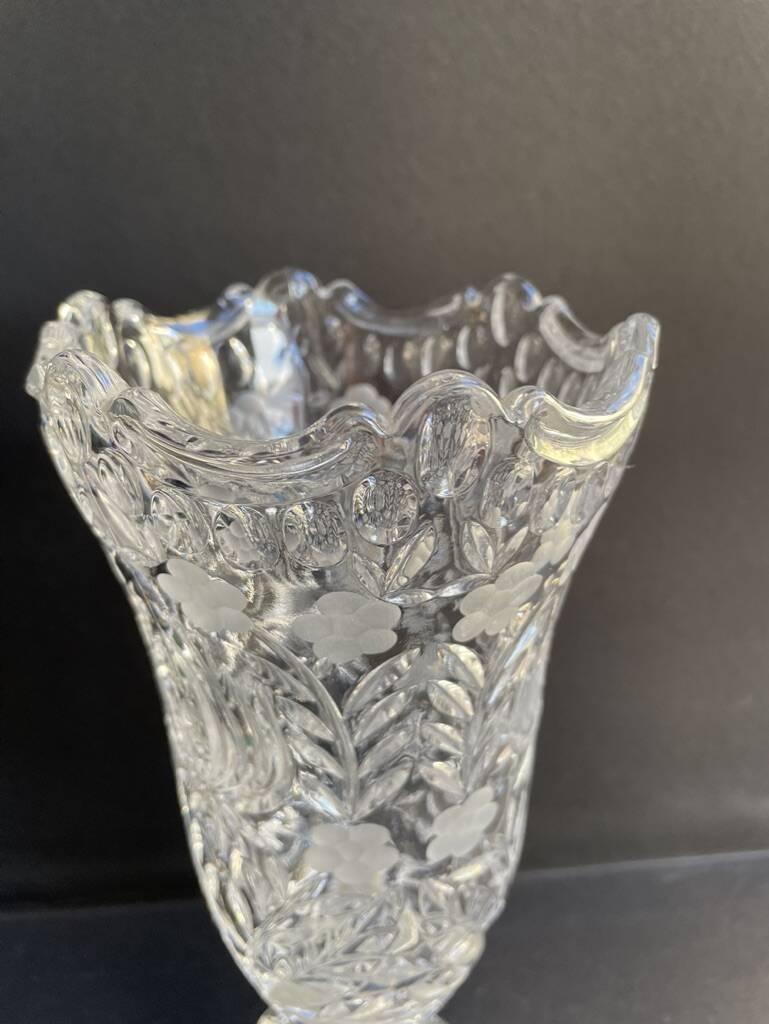 Polished and frosted molded crystal vase – Mid-20th century