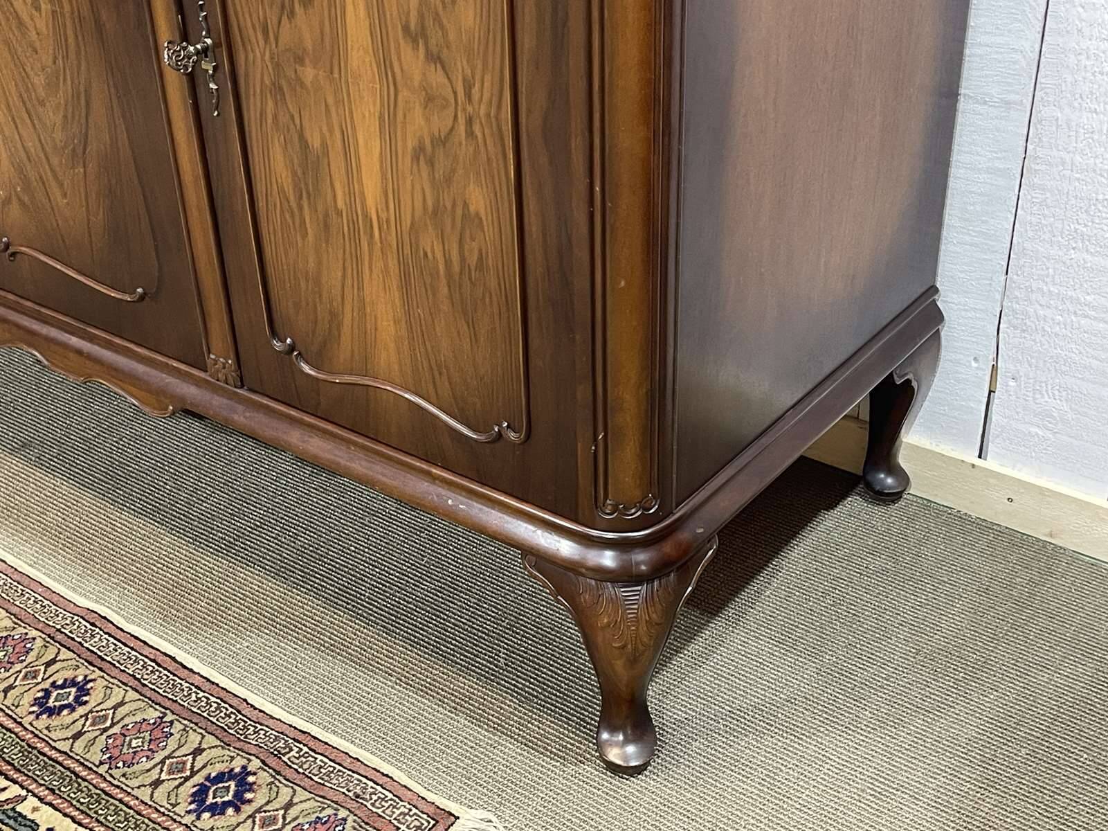 Enfilade anglaise Chippendale en noyer des années 1950