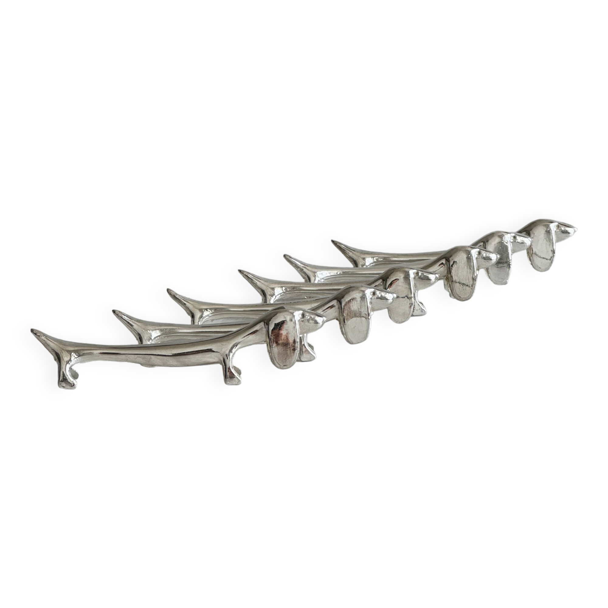 6 dog-shaped knife rests, in silver-plated metal.