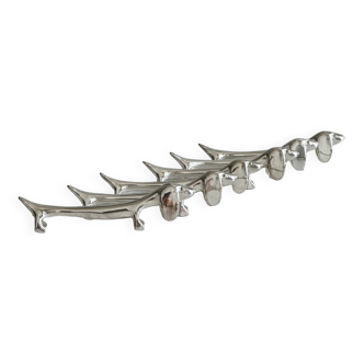 6 dog-shaped knife rests, in silver-plated metal.