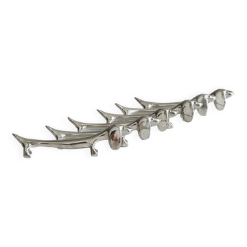 6 dog-shaped knife rests, in silver-plated metal.