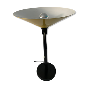 Lampe jaune et noire en métal