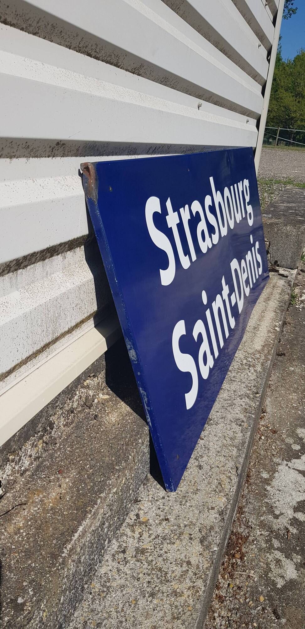 Former plaque of the Paris metro at Strasbourg Saint Denis station