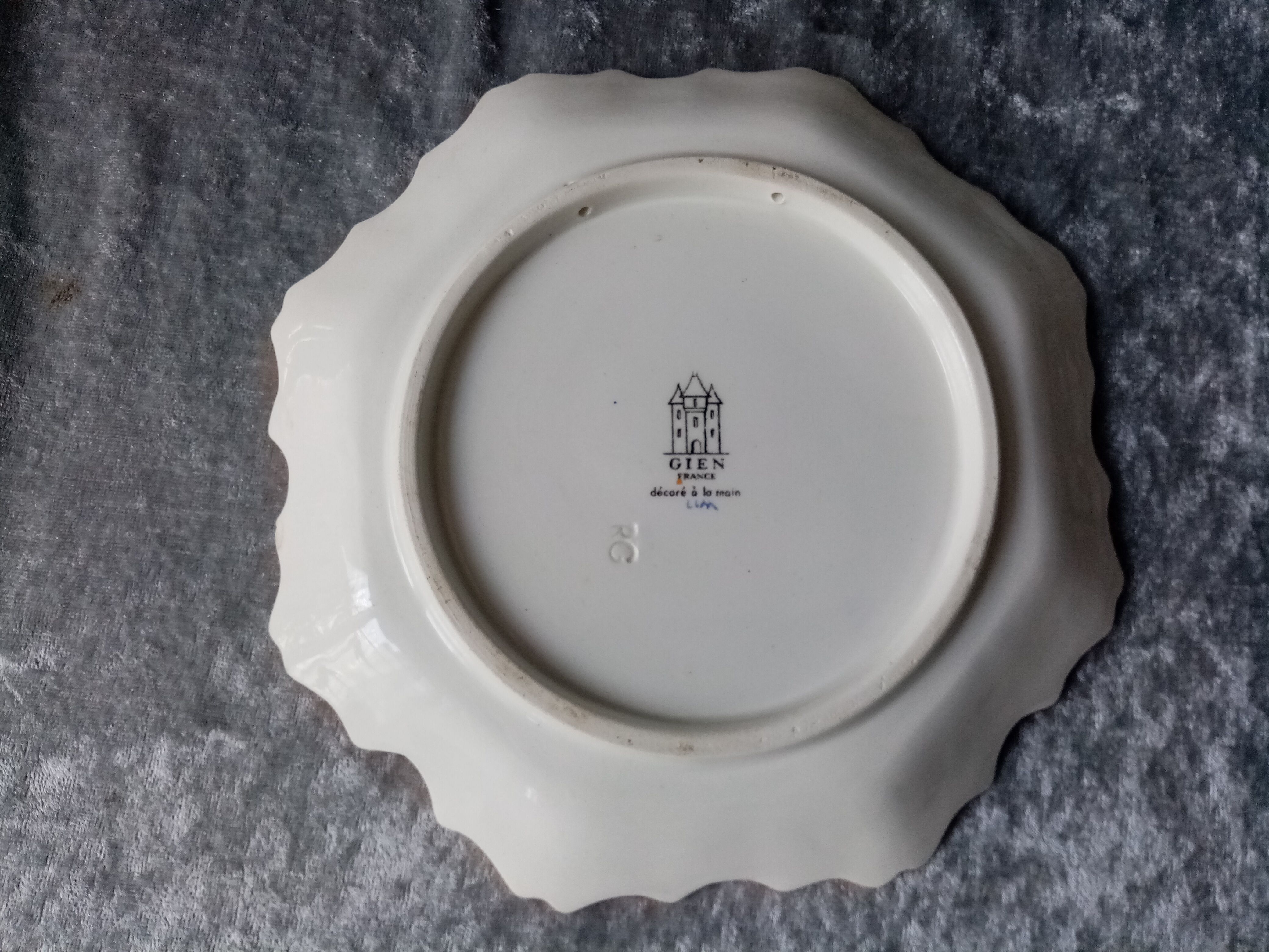 Wall dish in faience of gien model renaissance signed