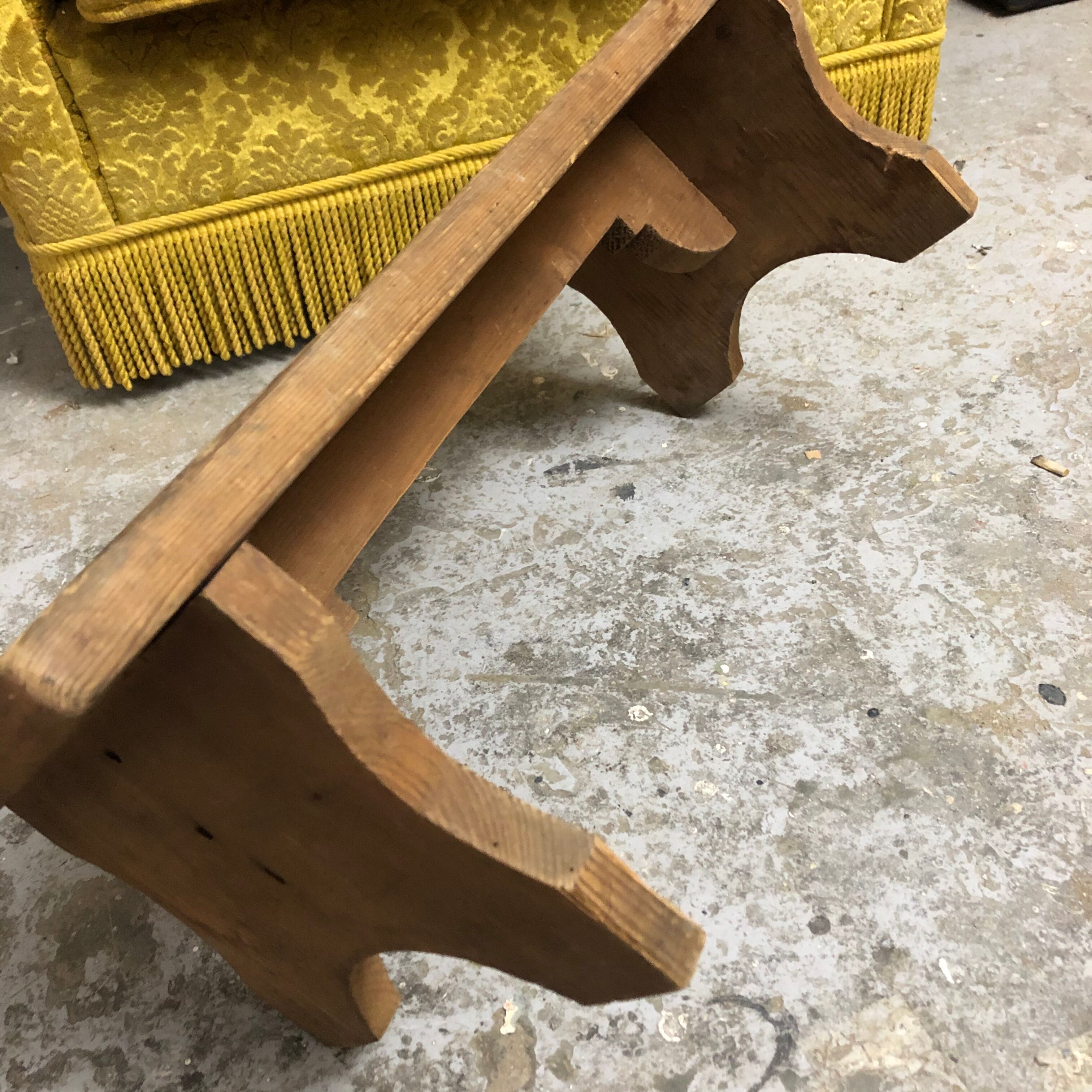 Ancien tabouret marche pied en bois