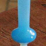 Vase en opaline bleu