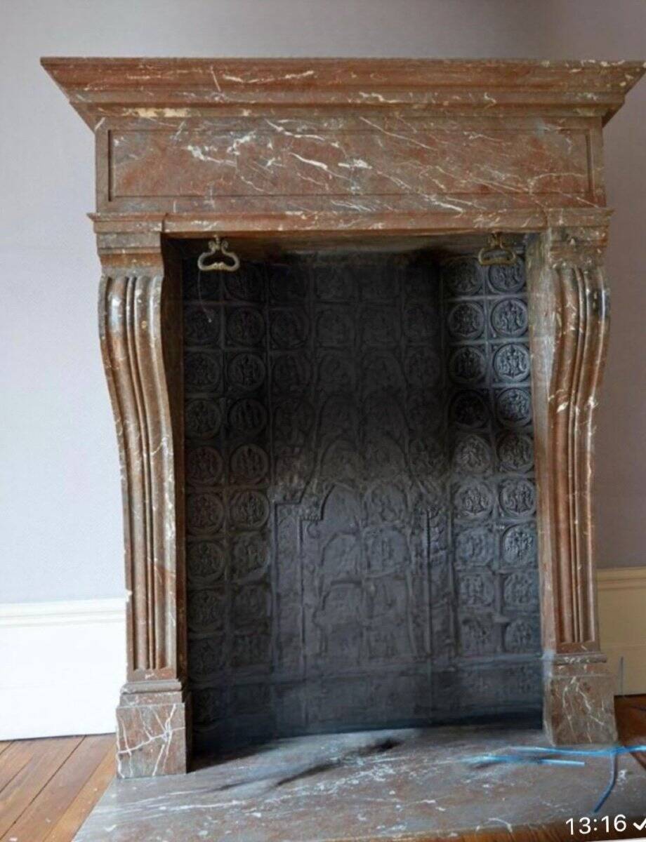Impressive Napoleon III fireplace in Rance marble, around 1880.