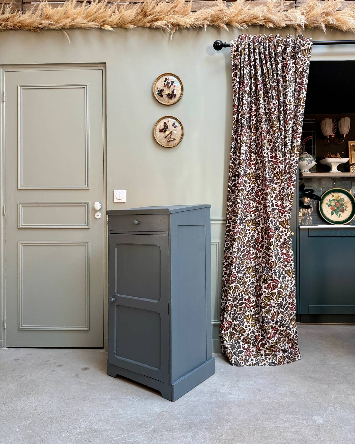 Trade furniture, vinyl furniture (renovated)