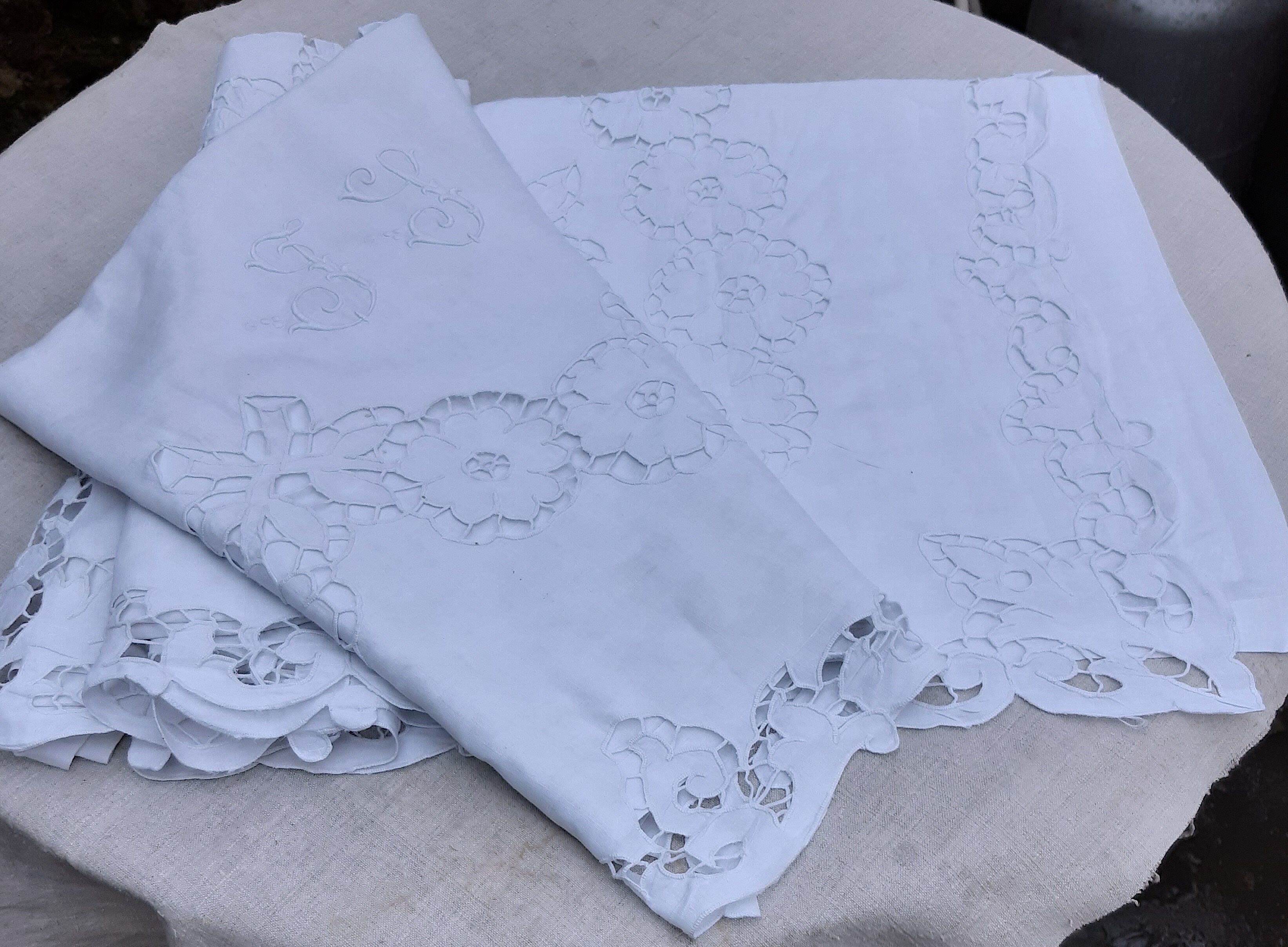 Drap de fil 2 personnes, monogrammé j.s, en broderie richelieu