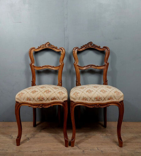 Paire de chaises Louis XV en noyer blond vers 1880-1900