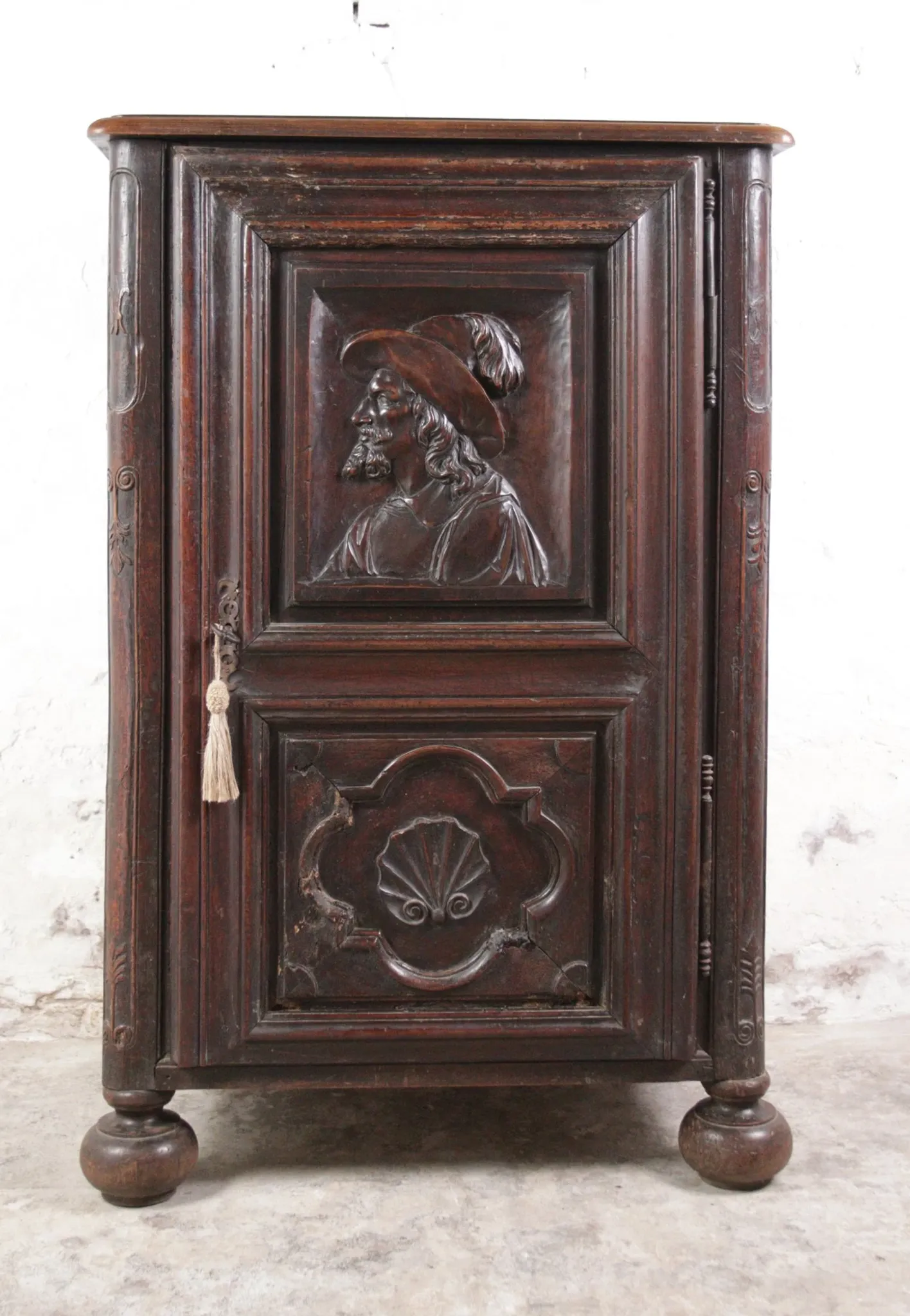 Unique 17th century cabinet portrait and scallop