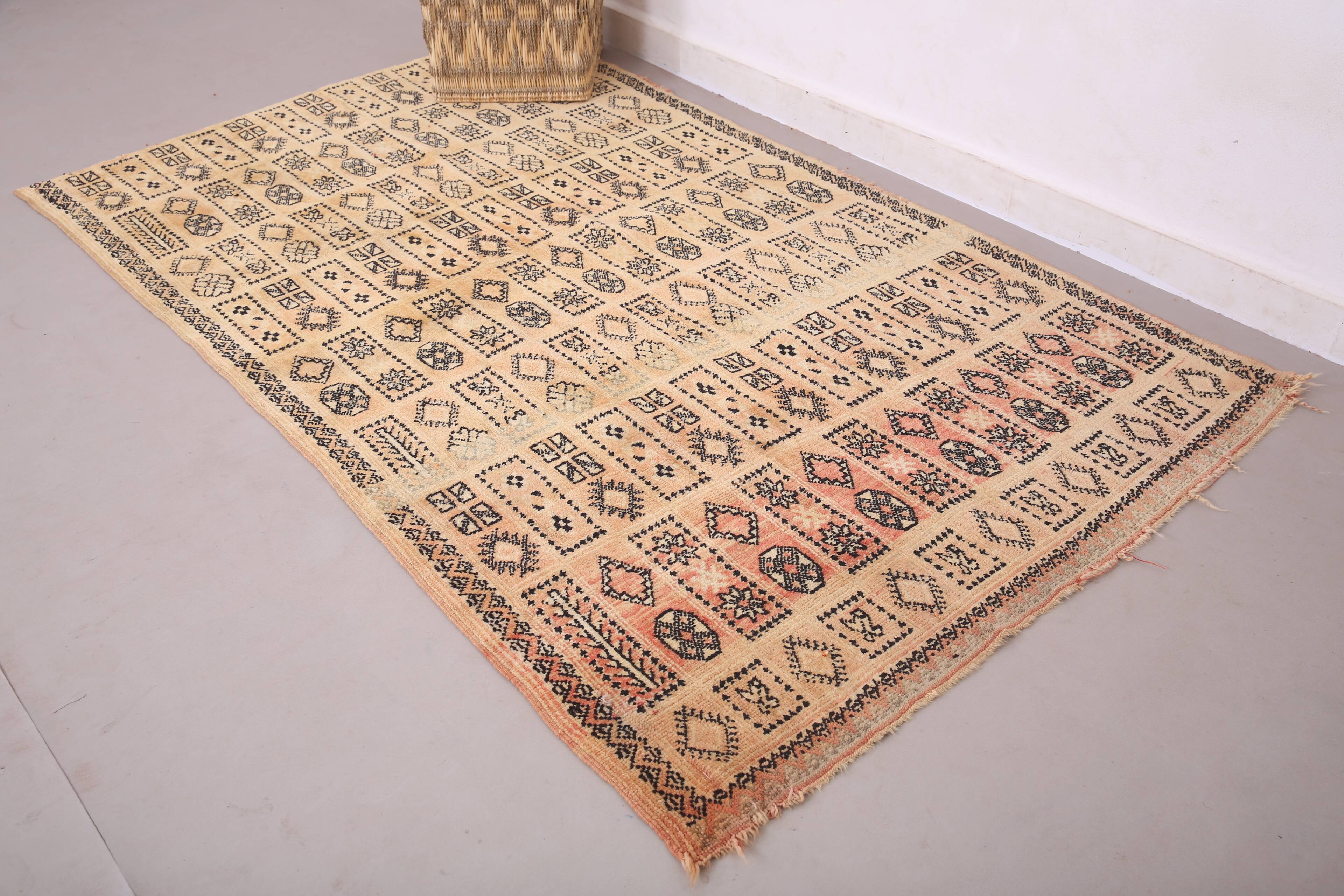 Vintage Moroccan Rug 134 x 221 cm- Berber Wool Rug - Authentic Handmade Rug