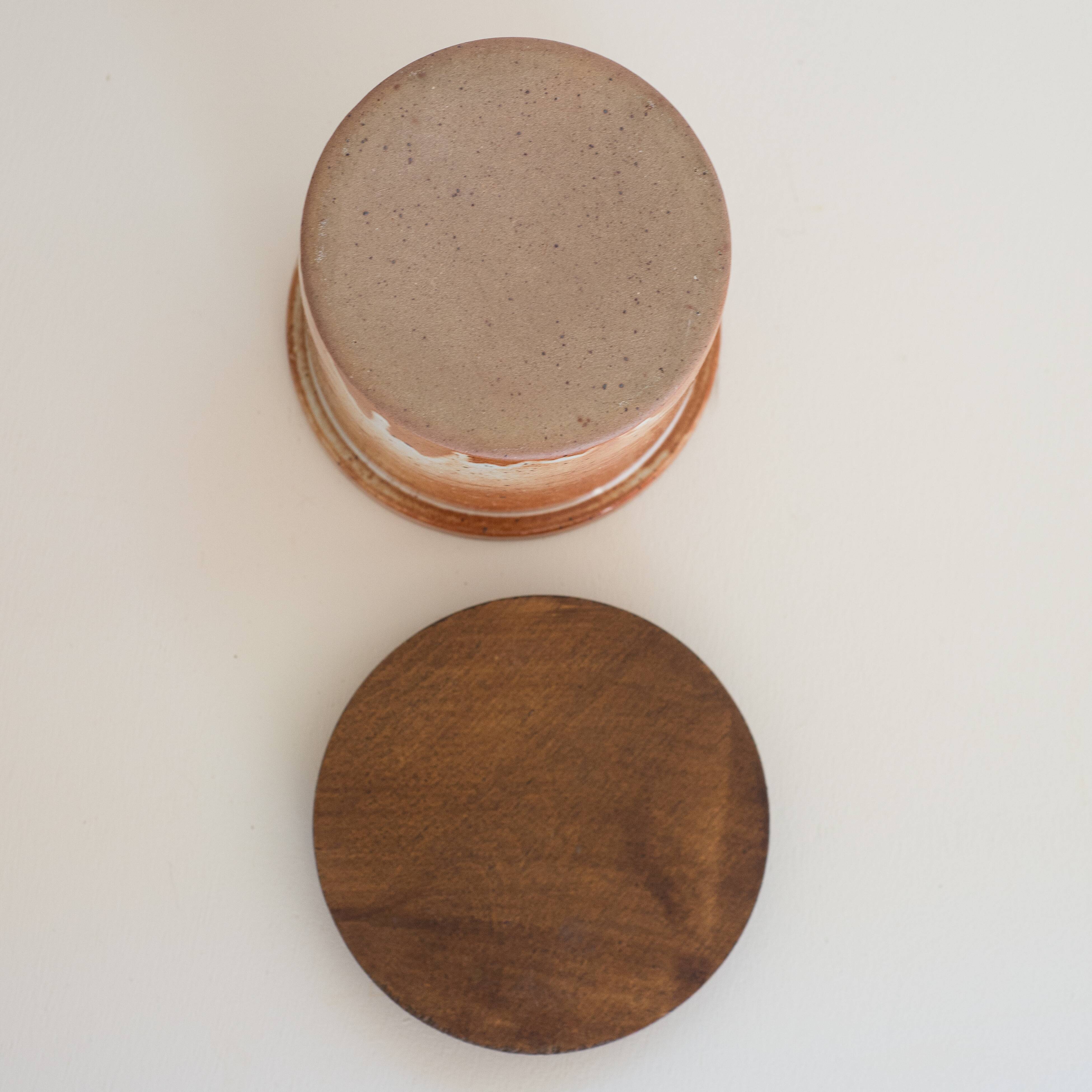 Glazed stoneware pot and its wooden lid