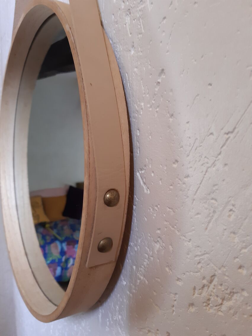 Miroir rond en bois et anse en cuir diamètre 39.5 cm | Selency