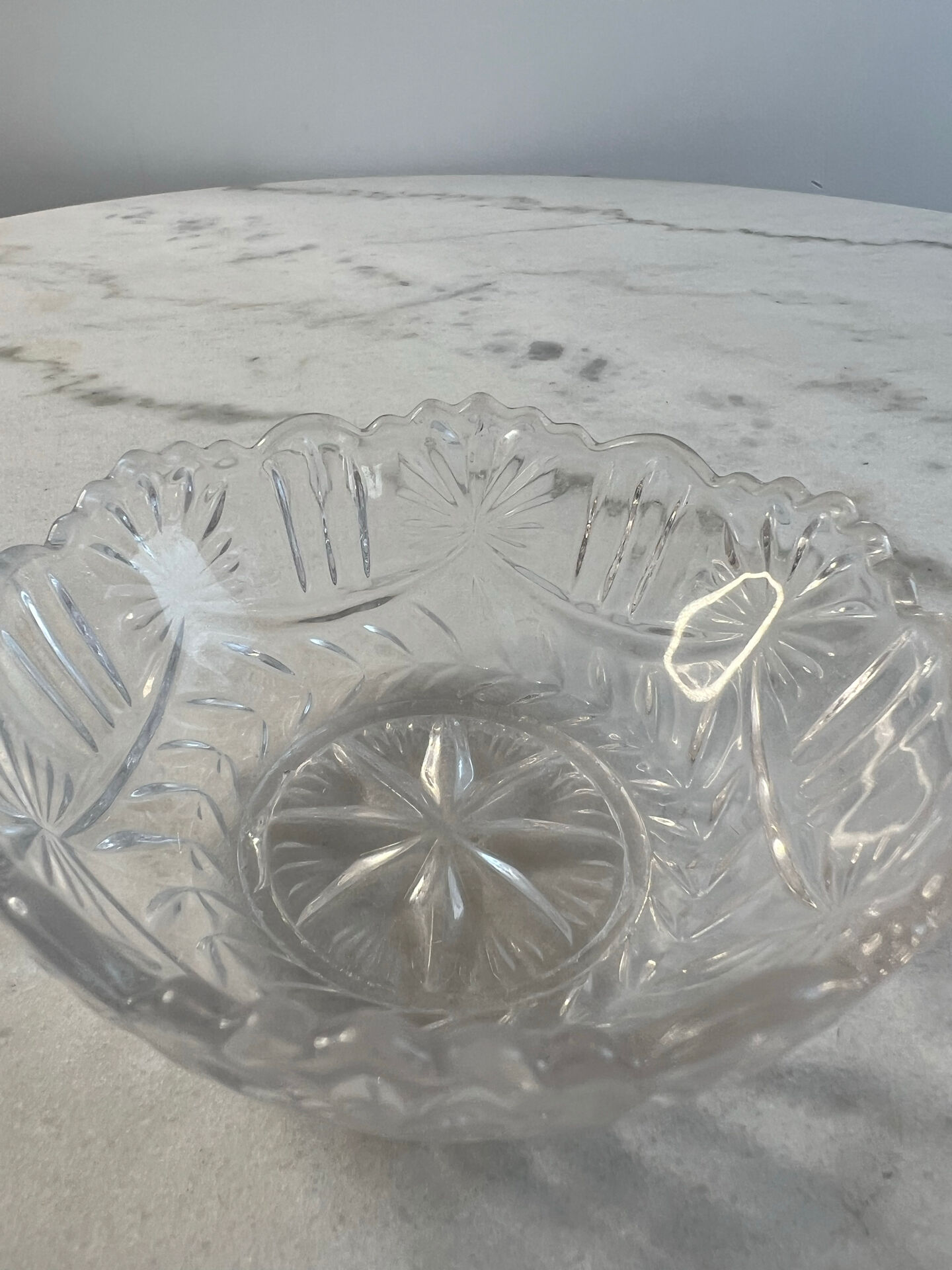 Coupelle en verre taillé bord festonné 11cm