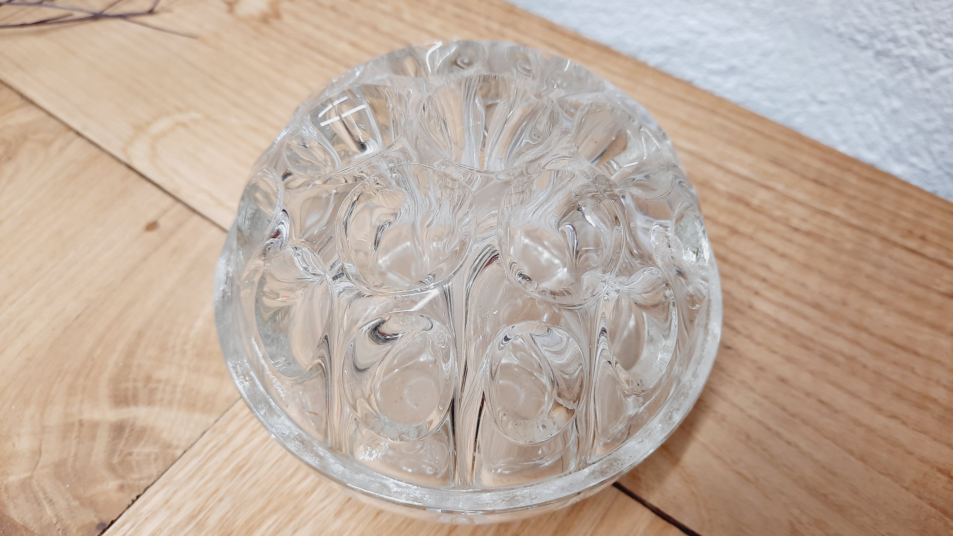 Pique flowers old glass