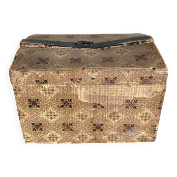 Domed chest in domino paper, 19th century.