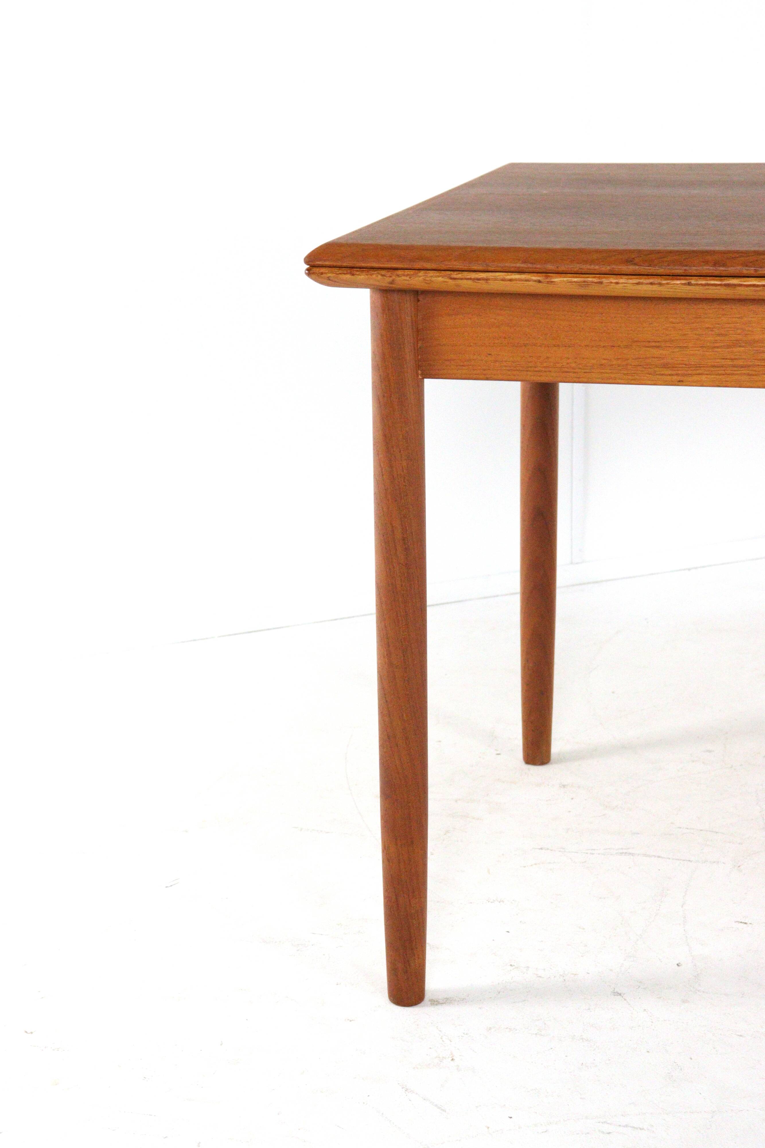 Extendable rectangular dining table "Horsbyg" - Danish design in teak