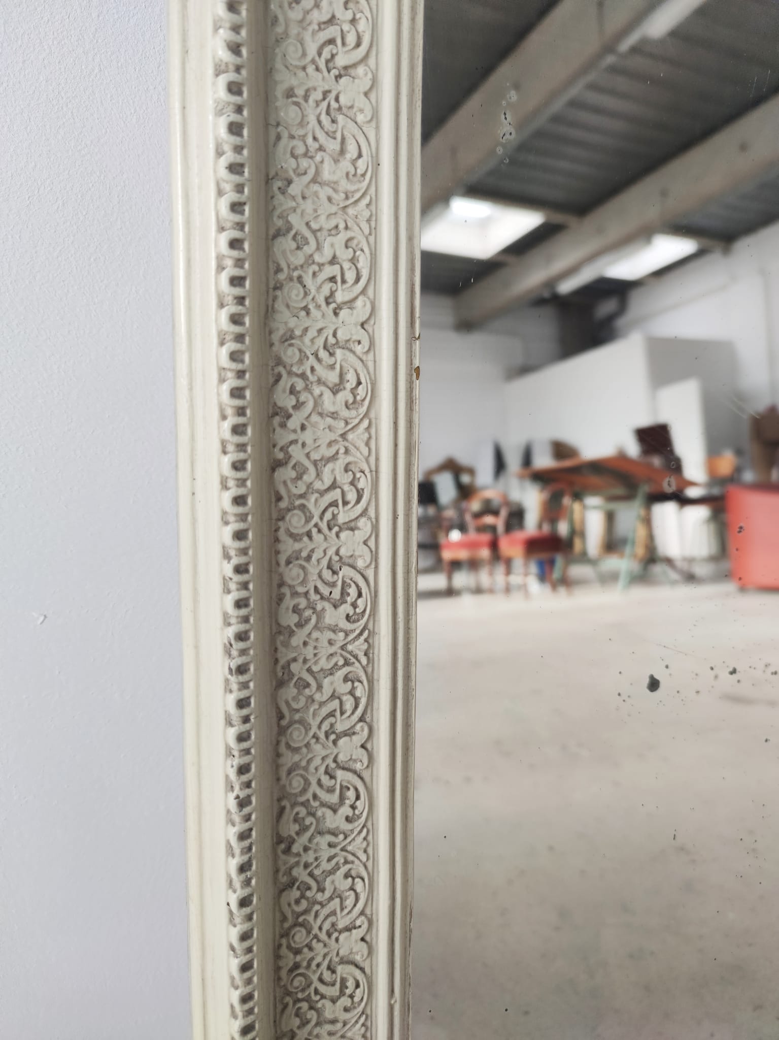 Rectangular mirror in light green lacquered wood with pediment H:1m39