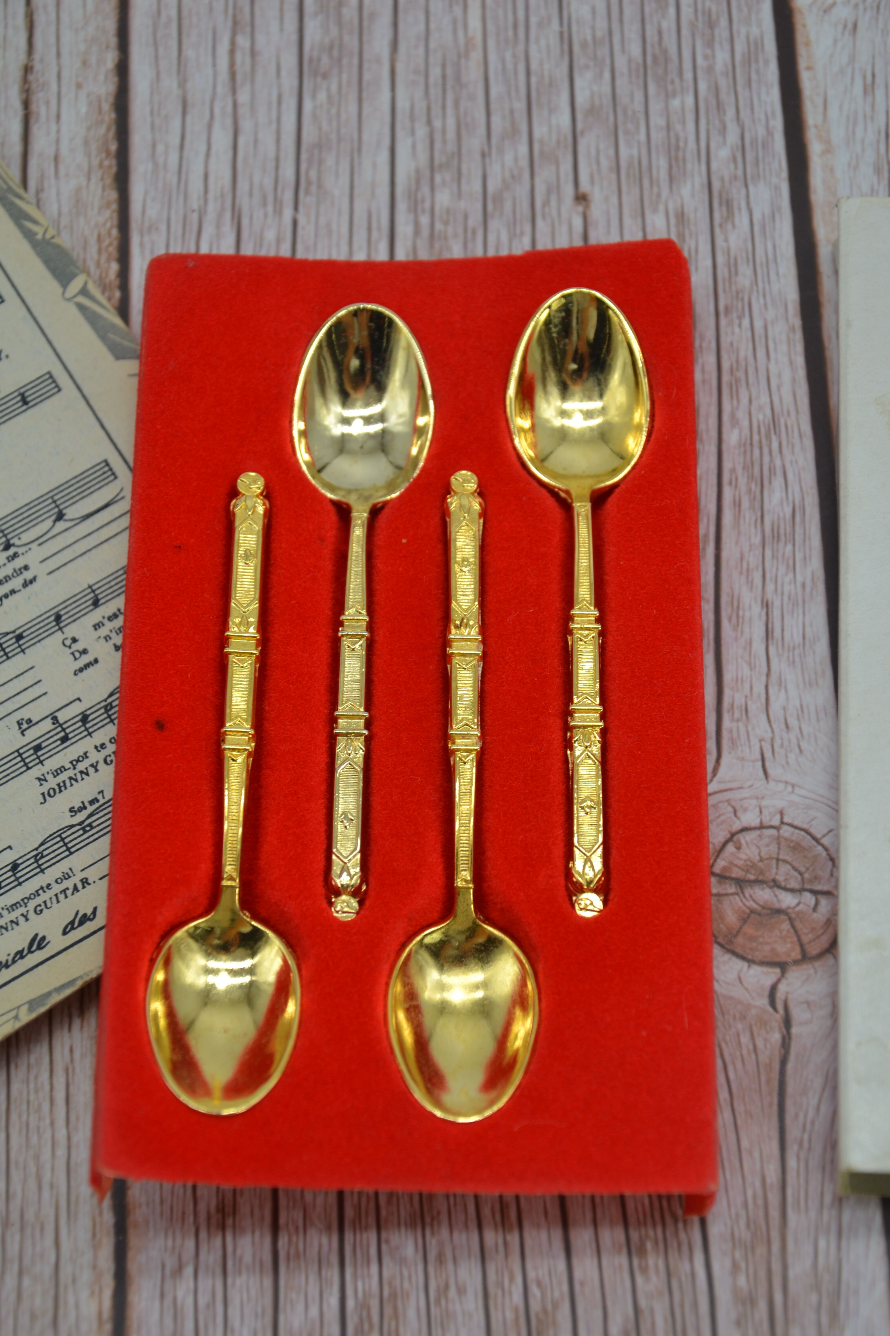 Lot de 4  cuillères dorées vintage