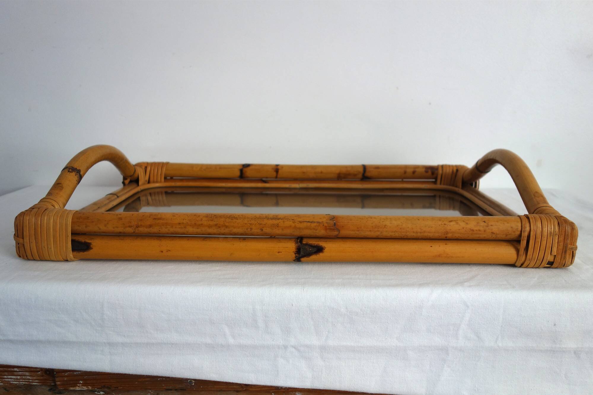 Plateau vintage bambou verre fumé années 70