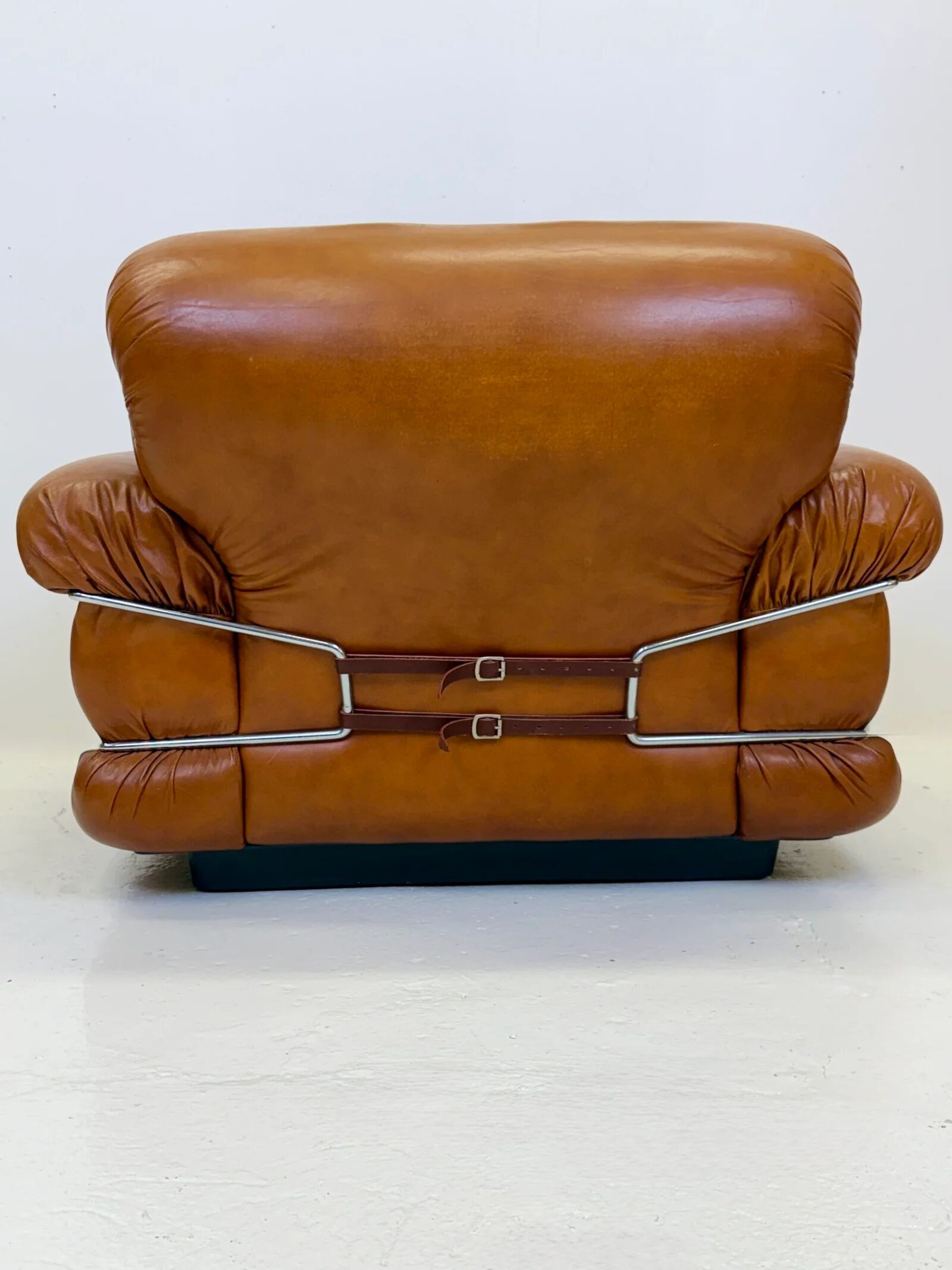 "Pompon" leather armchair, Italy 1970s