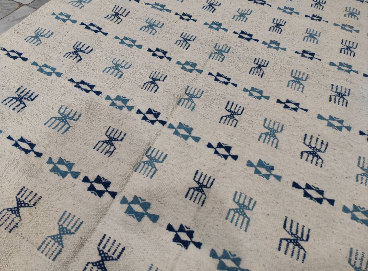 White and blue rug with Berber patterns, hand-woven in natural wool