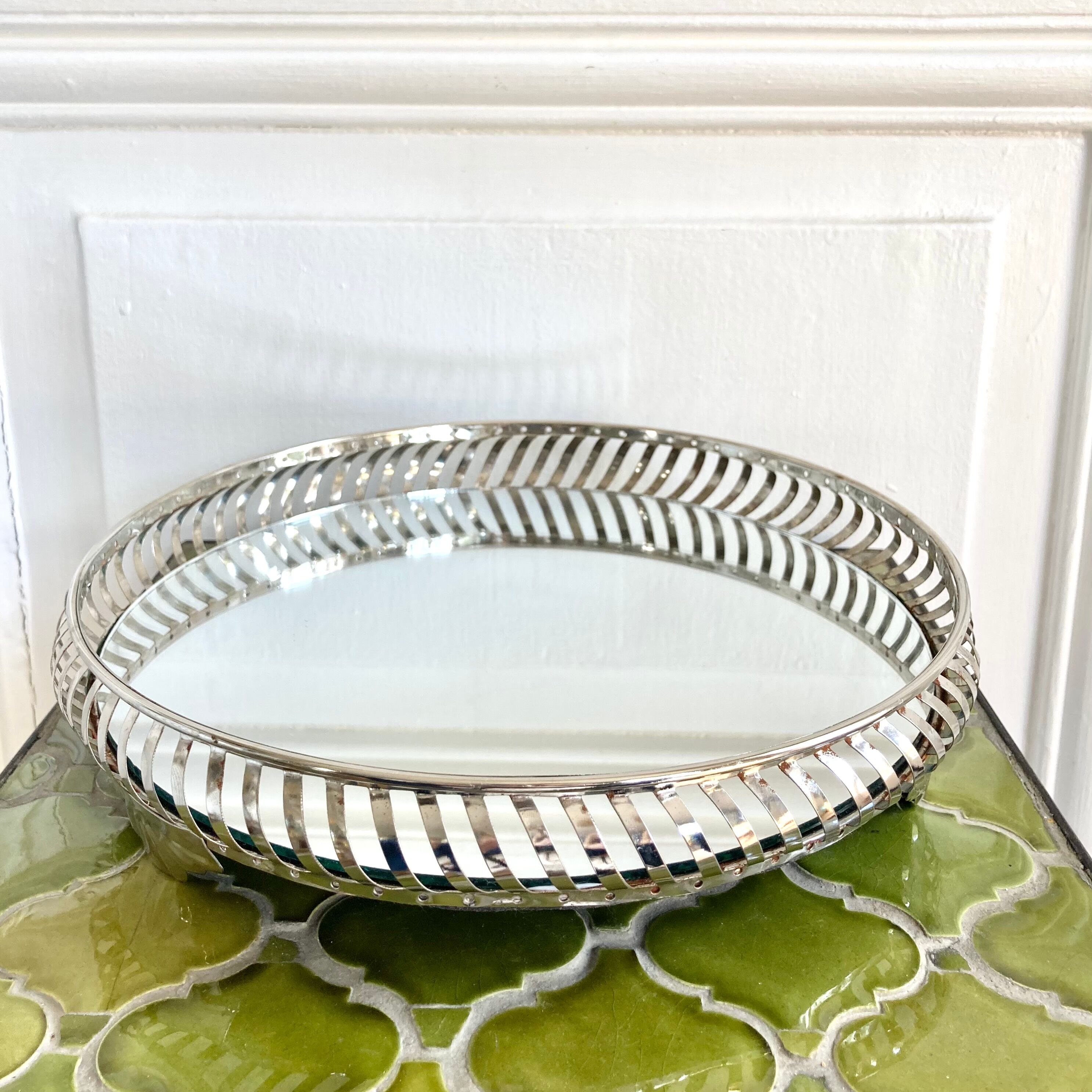 Openwork metal round mirror top