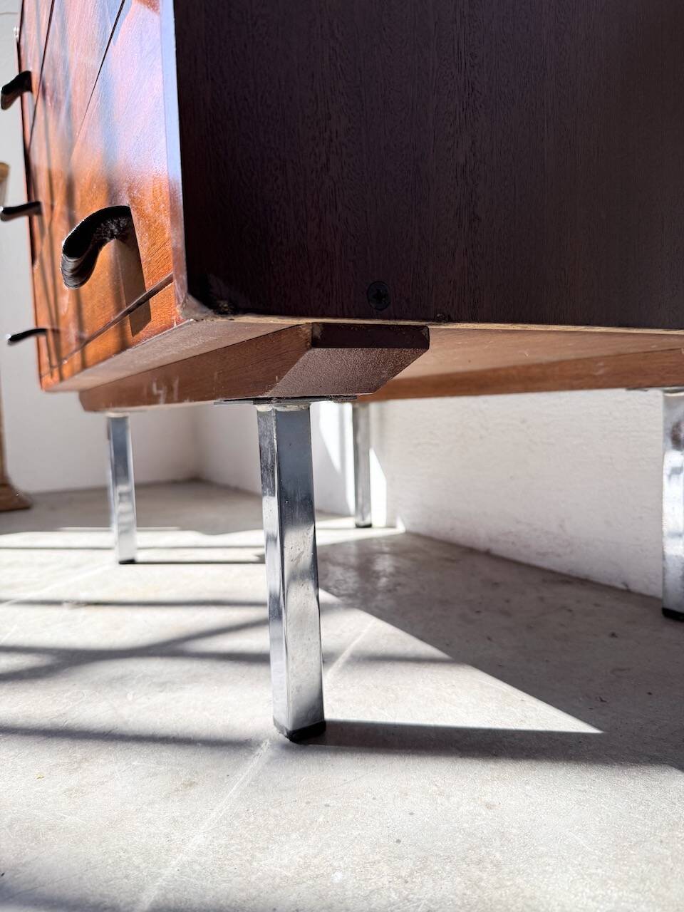 Commode teck poignées cuir 1960